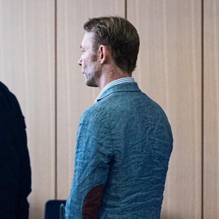 Der Angeklagte Christian B. kommt in den Gerichtssaal im Landgericht Braunschweig. (Archivbild)