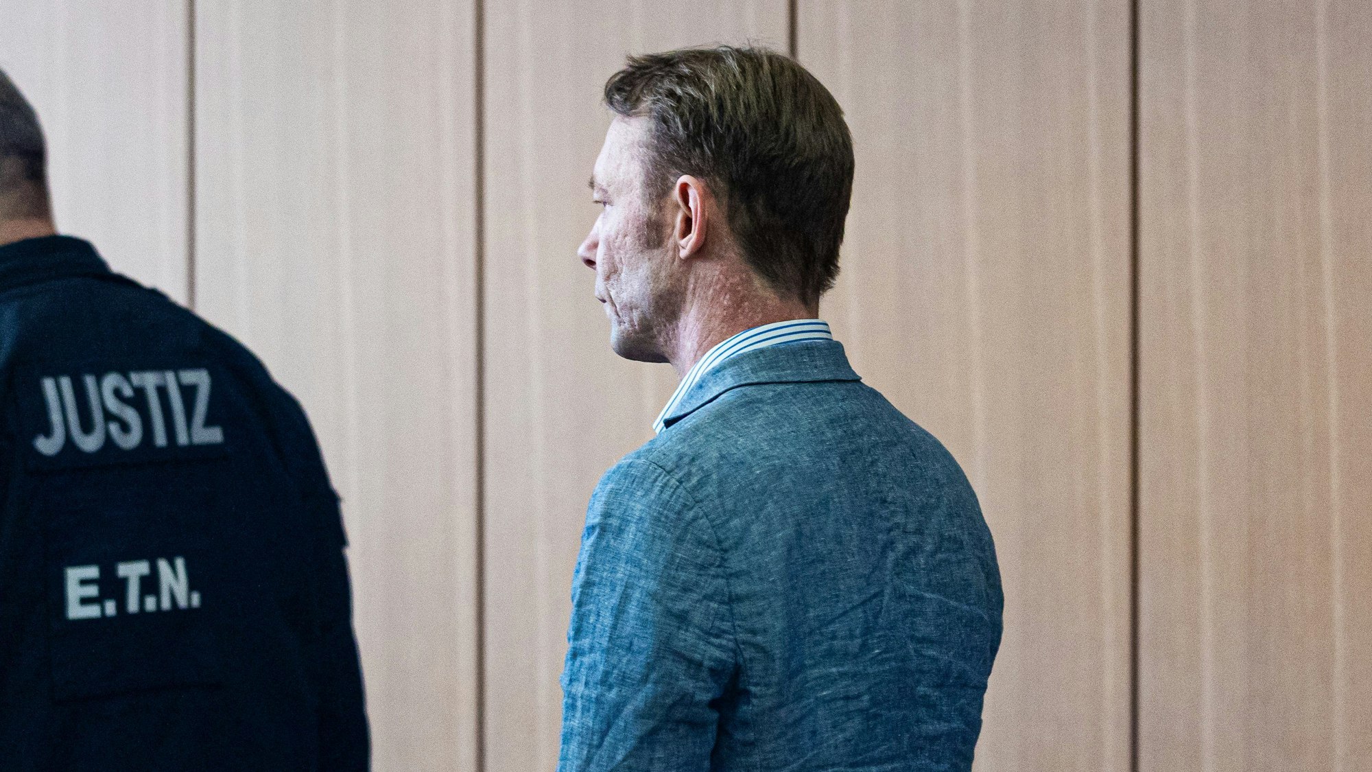 Der Angeklagte Christian B. kommt in den Gerichtssaal im Landgericht Braunschweig. (Archivbild)