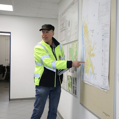 Ein Mann zeigt auf eine Karte