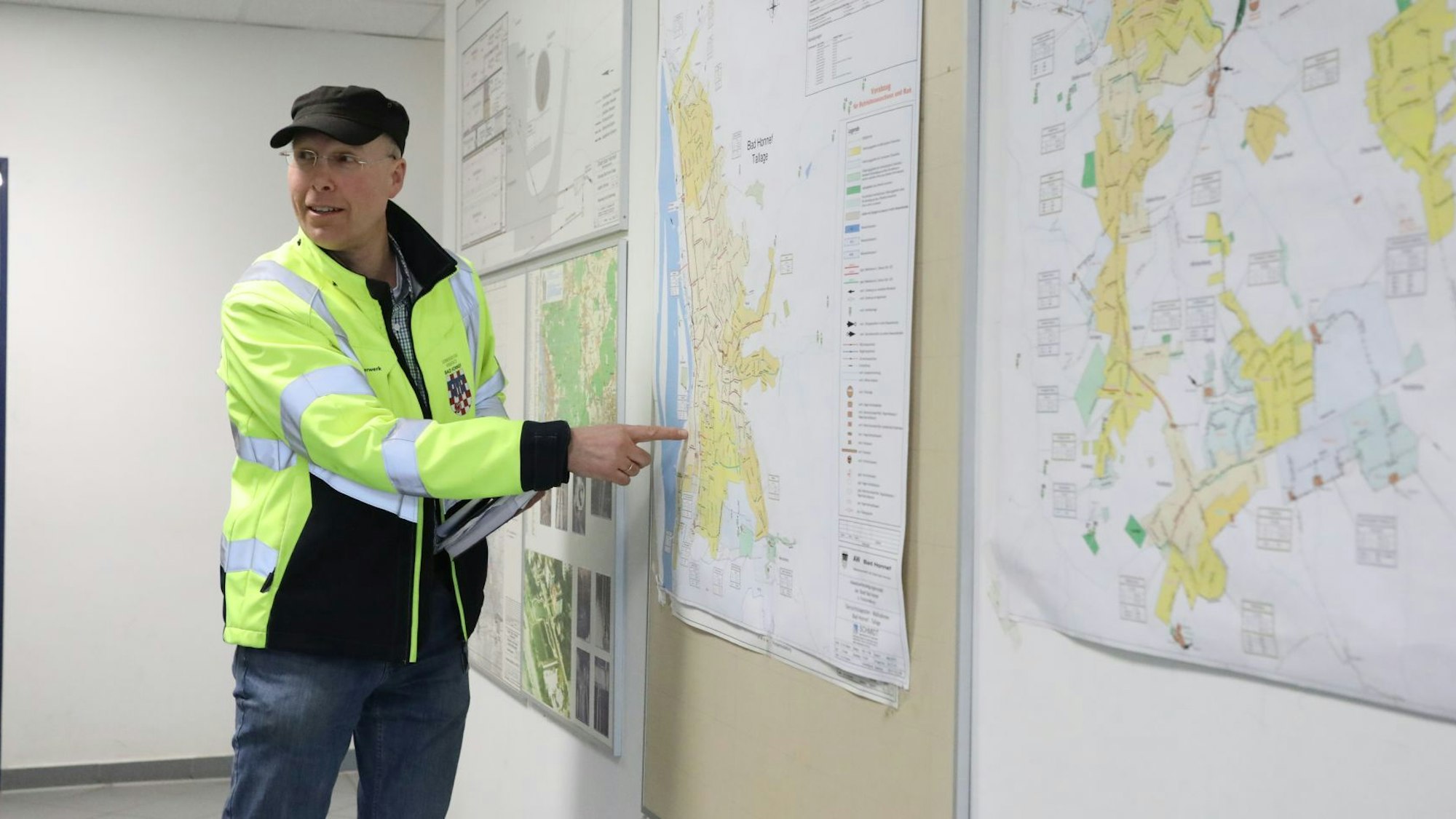 Ein Mann zeigt auf eine Karte