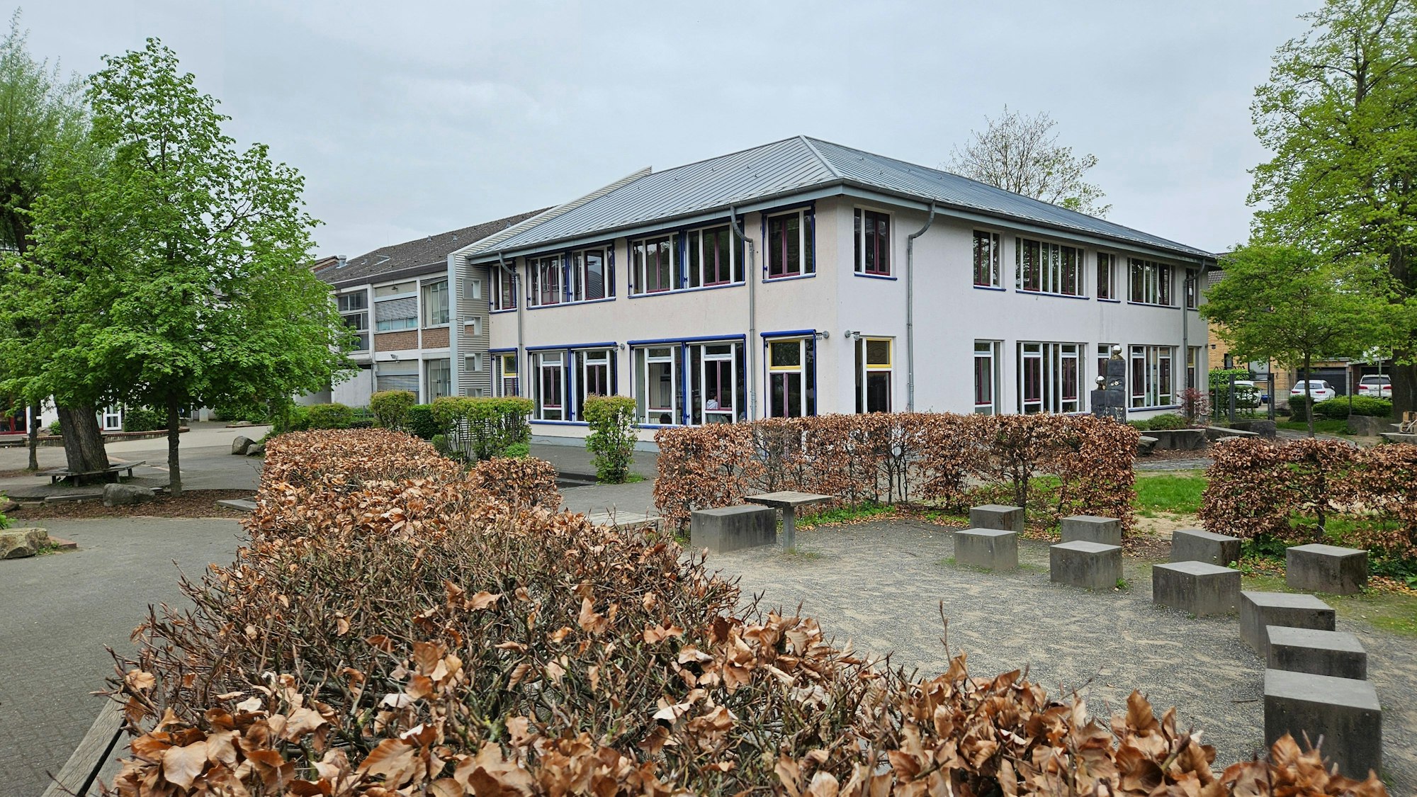 Im Bild die Gesamtschule, davor ein leerer Schulhof.
