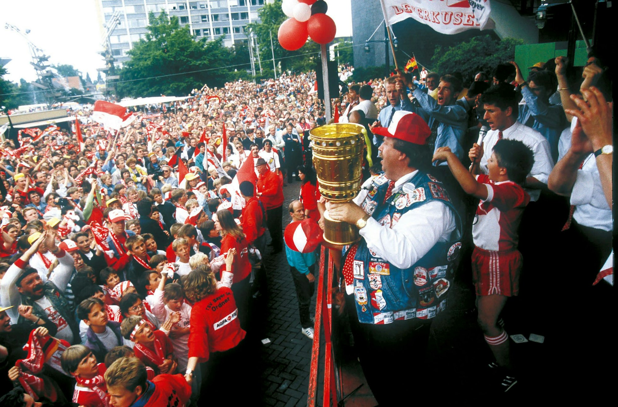 Bayer 04 Leverkusen gewinnt 1993 den DFB-Pokal.