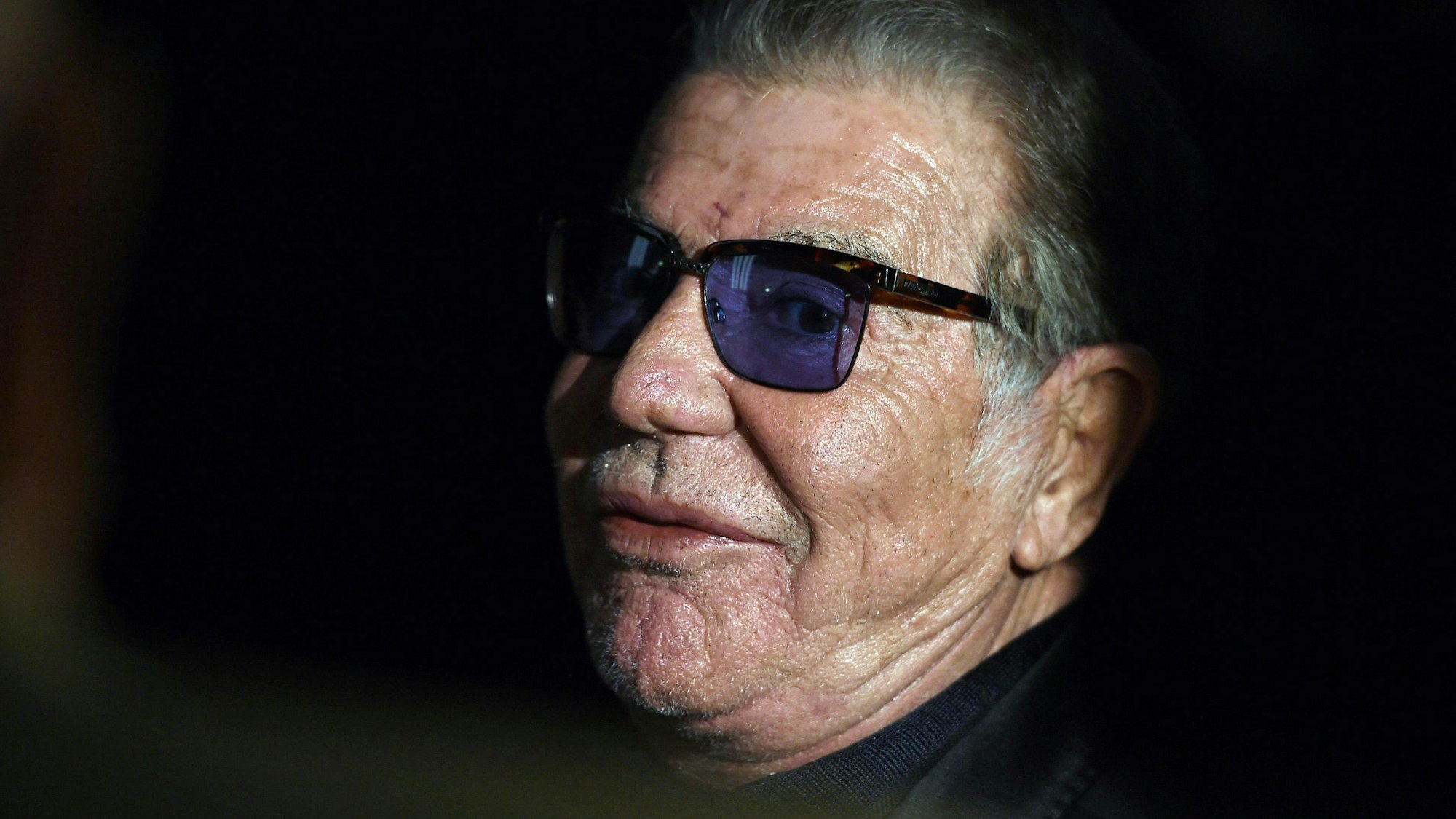 ARCHIV - 28.02.2015, Italien, Mailand: Der italienische Designer Roberto Cavalli wartet auf den Beginn der Präsentation seiner Herbst-/Winterkollektion 2015 während der Mailänder Modewoche. (zu dpa: «Italienischer Modedesigner Roberto Cavalli mit 83 gestorben») Foto: Daniel Dal Zennaro/ANSA/dpa +++ dpa-Bildfunk +++