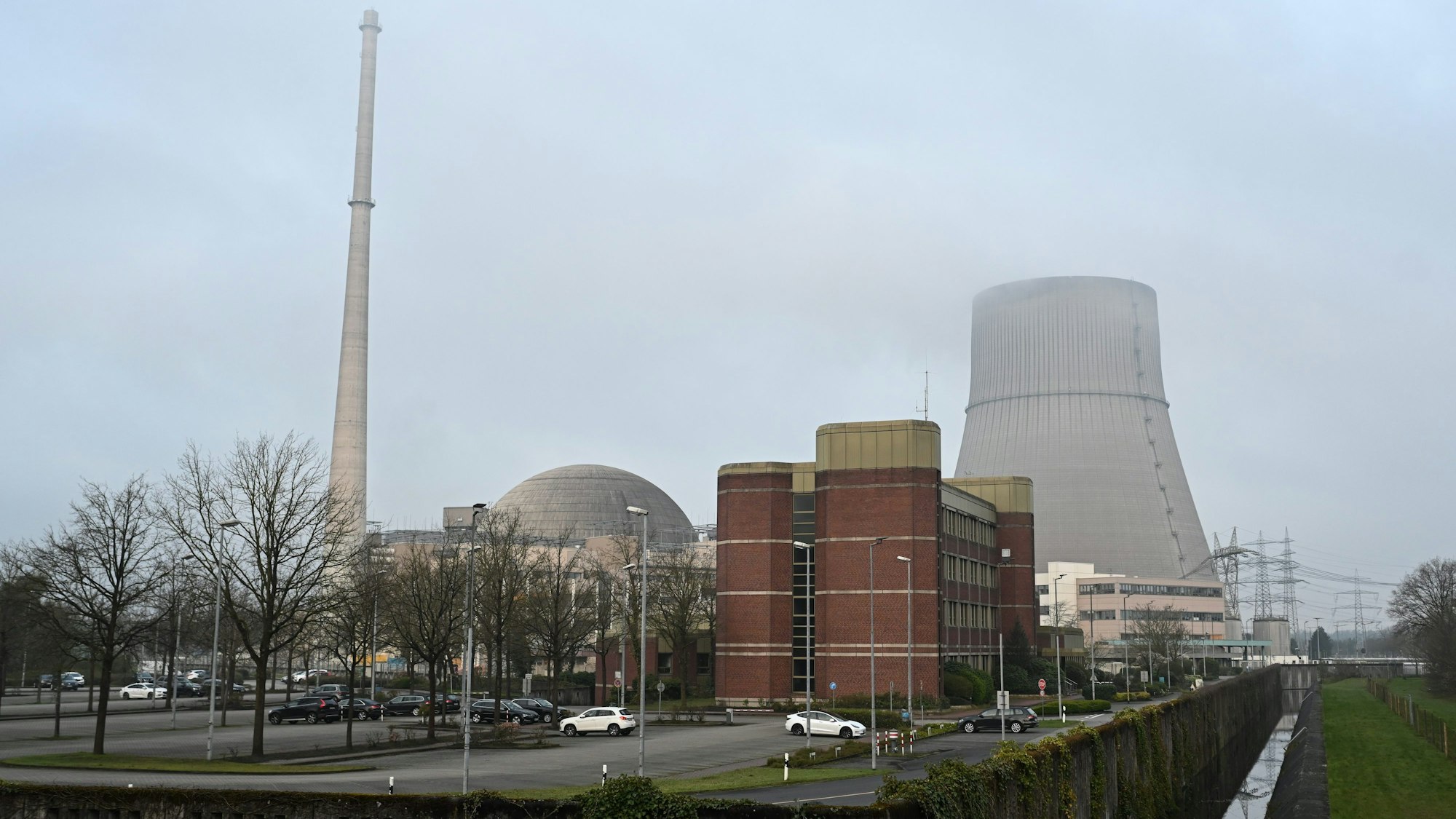 Niedersachsen, Lingen: Blick auf das Kernkraftwerk Emsland und den erloschenen Kühlturm (Archivbild)