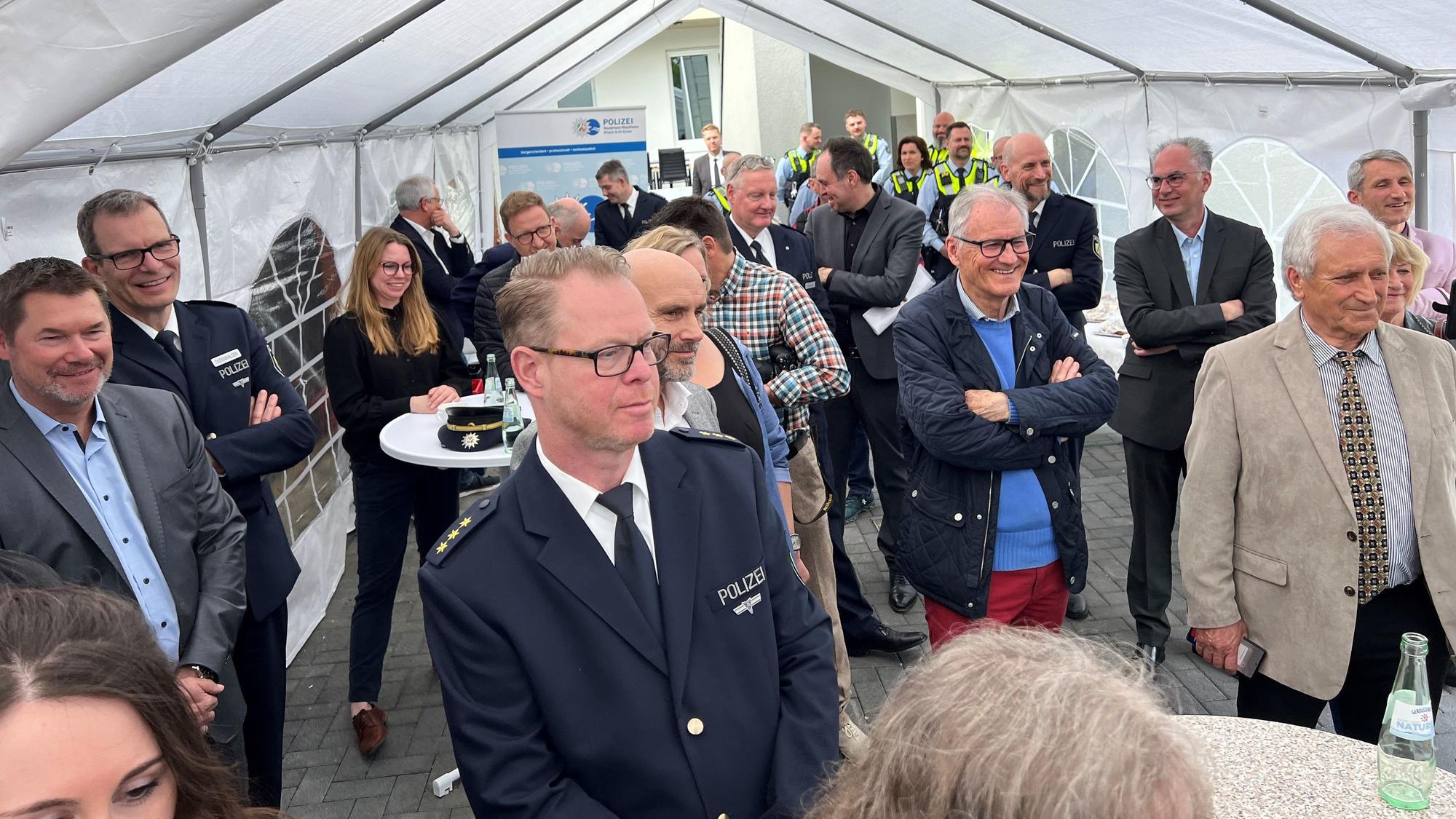 Das Bild zeigt mehrere Gäste in einem Festzelt.