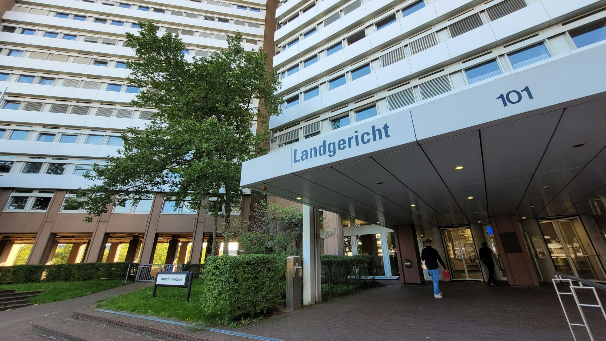Eingang zum Justizkomplex in Köln an der Luxemburger Straße 101 mit Amtsgericht und Landgericht.