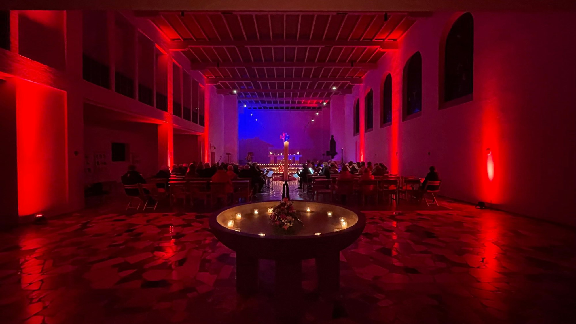 Altarraum in St. Josef Moitzfeld, in rotes und blaues Licht getaucht.