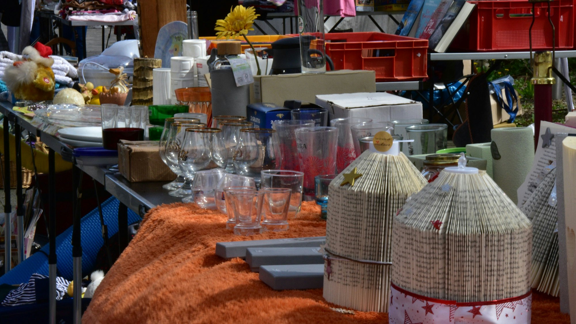 Hausrat gab es reichlich auf dem Eitorfer Flohmarkt.