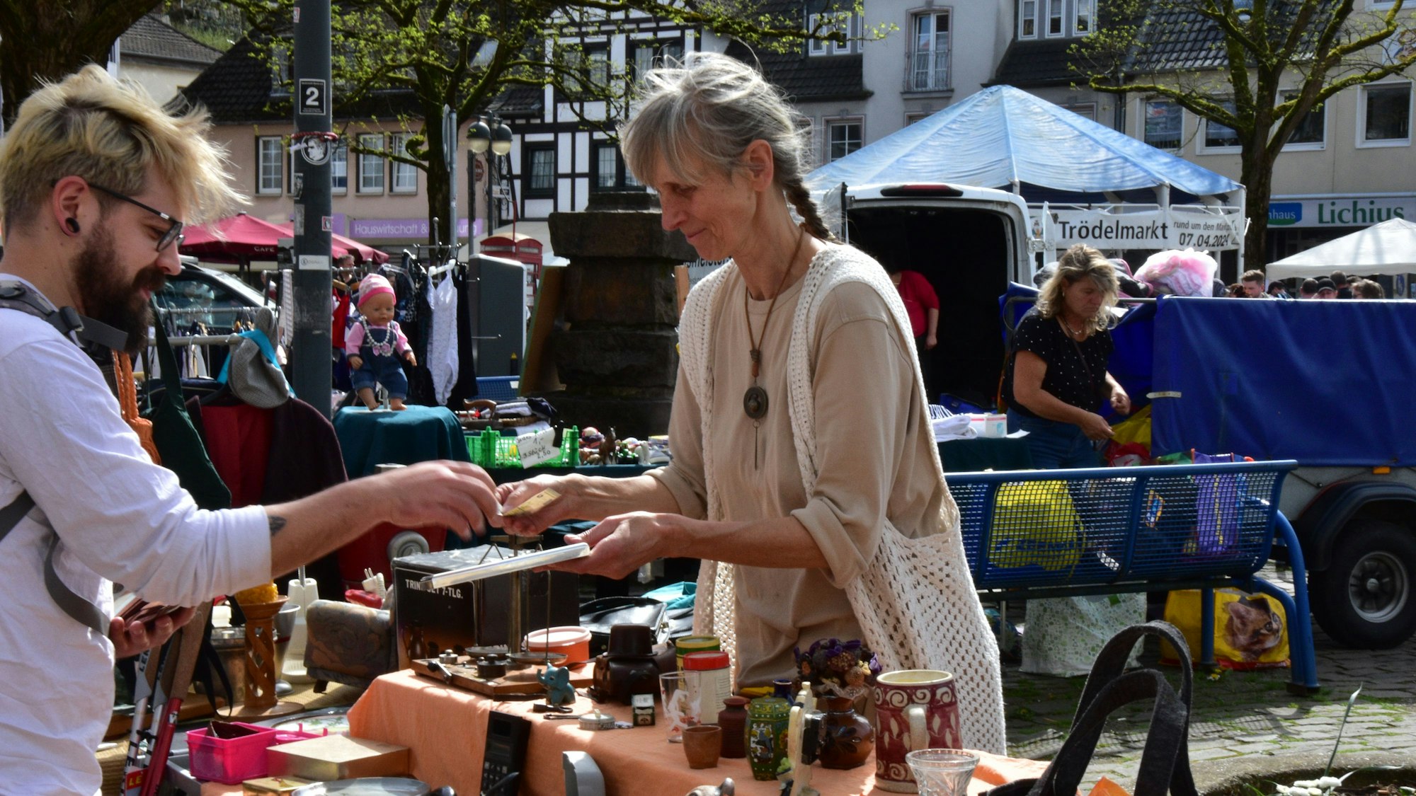Mit sich handeln lässt Verkäuferin Andrea Siedler gern: Den Vor-Ort-Verkauf zieht sie dem im Internet bei weitem vor.