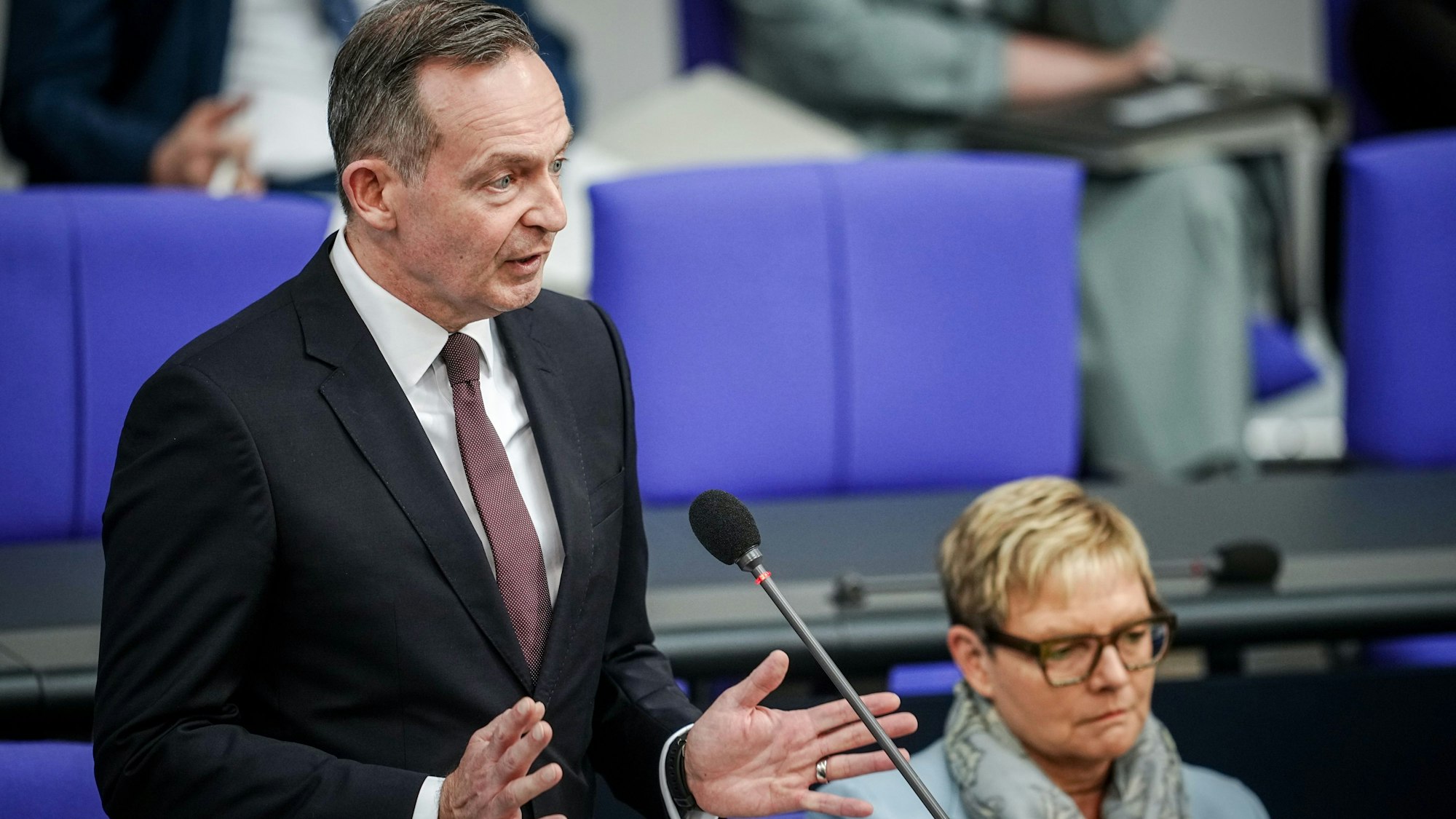 Volker Wissing (FDP), Bundesminister für Verkehr und Digitales, spricht im Bundestag. Er hat erneut sich für die Position von Autofahrern starkgemacht und Druck auf das Klimaschutzgesetz ausgeübt. (Archivbild)