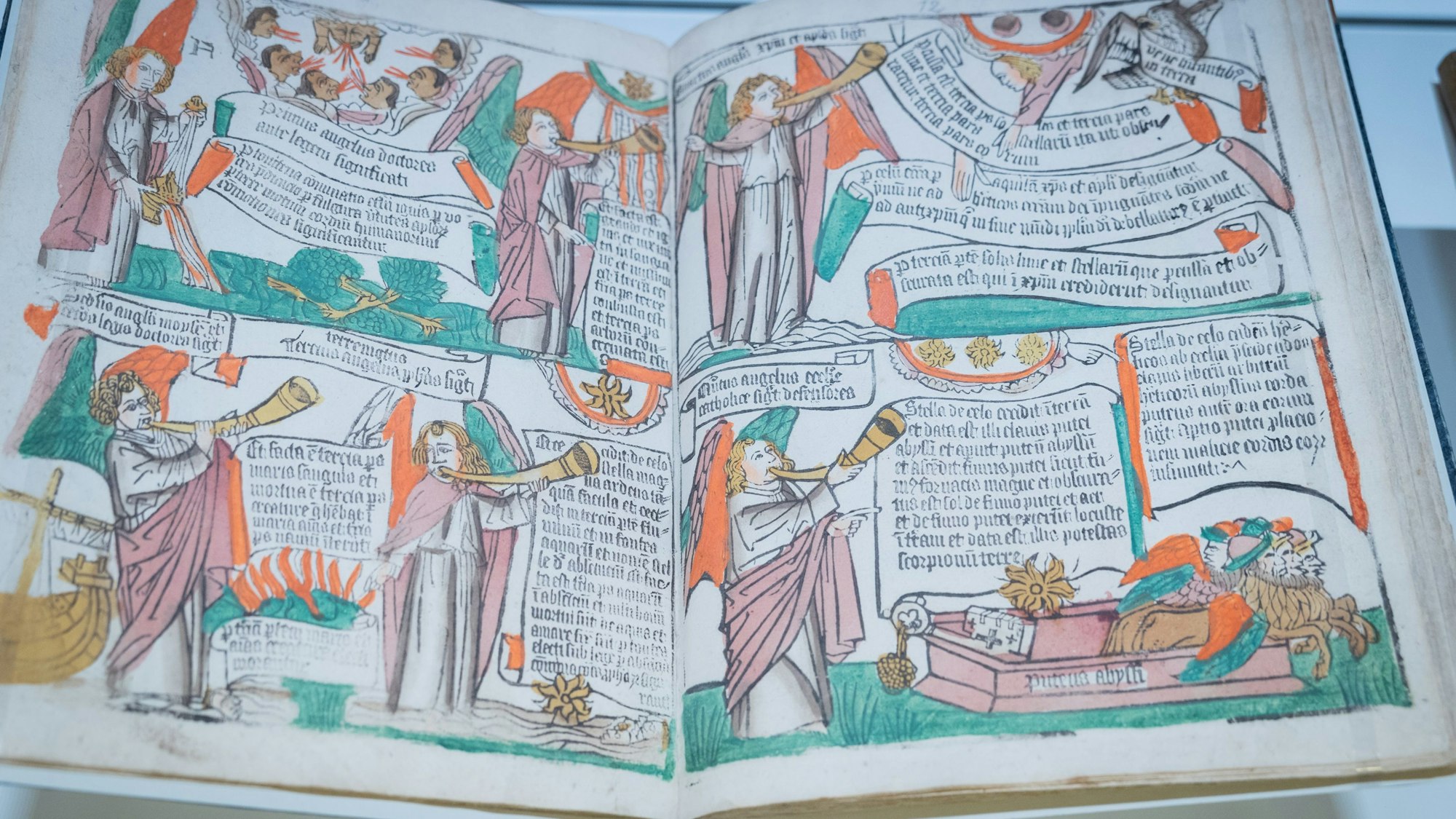 Ein Buch mit Zeichnungen liegt auf einem Tisch.