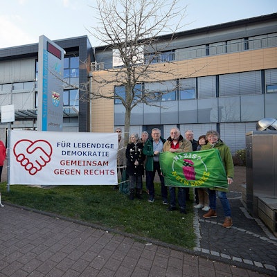 Das Bild zeigt eine Gruppe von Menschen, die sich vor dem Mechernicher Rathaus positioniert hat.