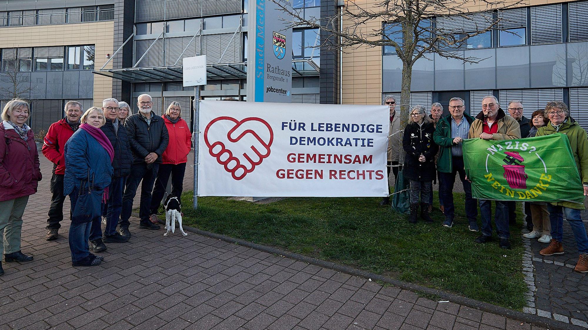 Das Bild zeigt eine Gruppe von Menschen, die sich vor dem Mechernicher Rathaus positioniert hat.