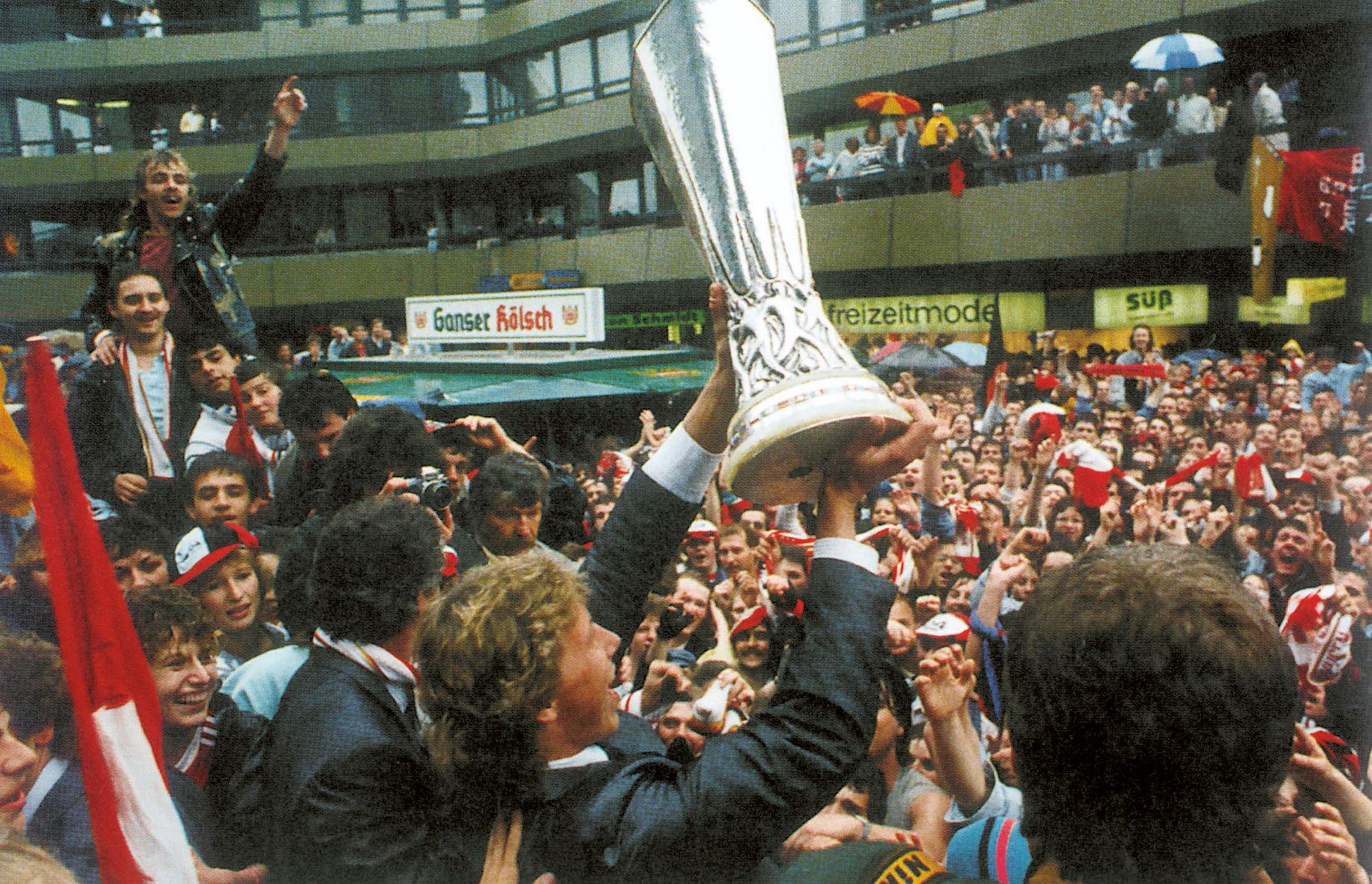 Bayer 04 Leverkusen gewinnt 1988 den UEFA-Pokal.