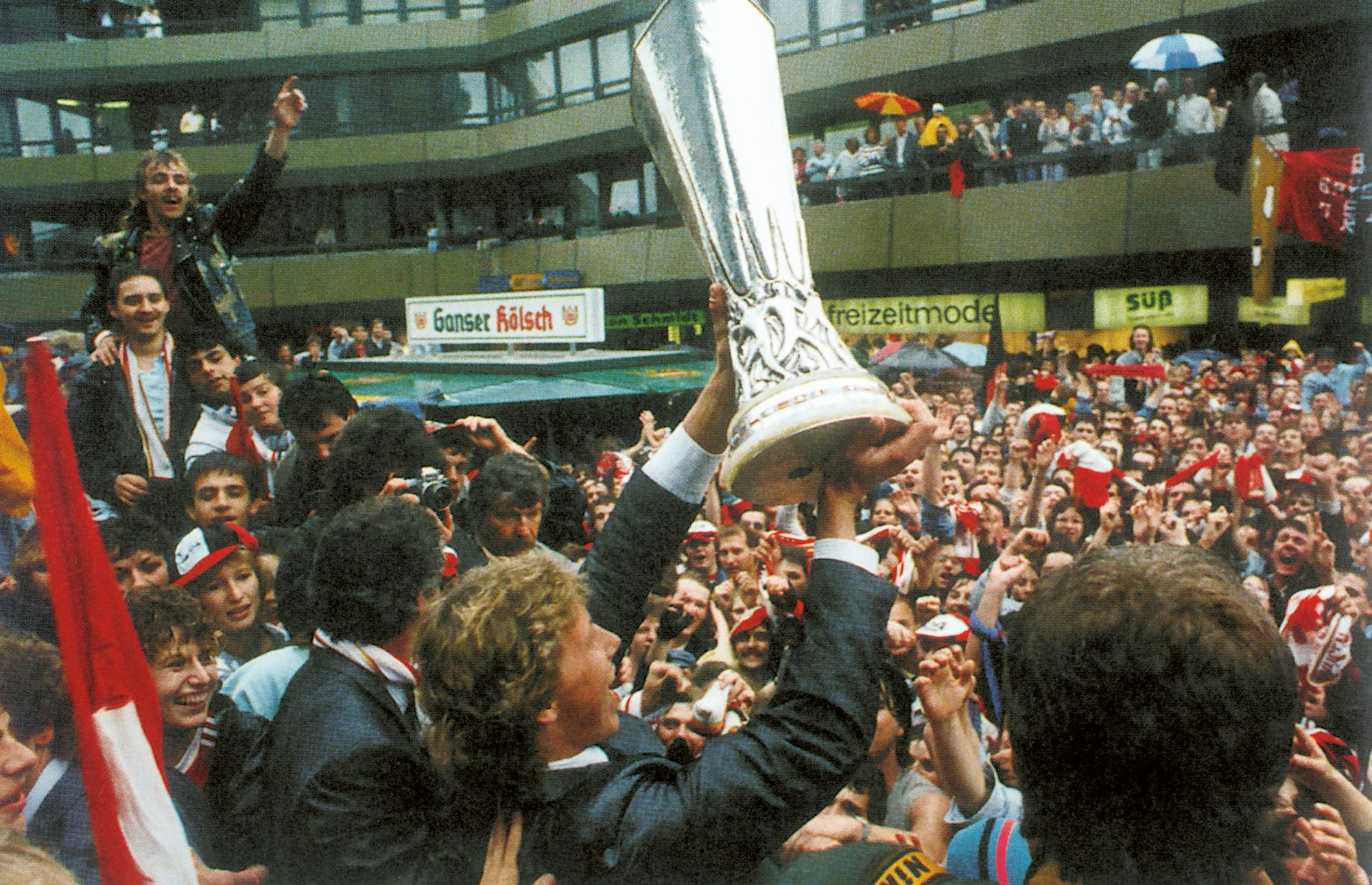 Bayer 04 Leverkusen gewinnt 1988 den UEFA-Pokal.