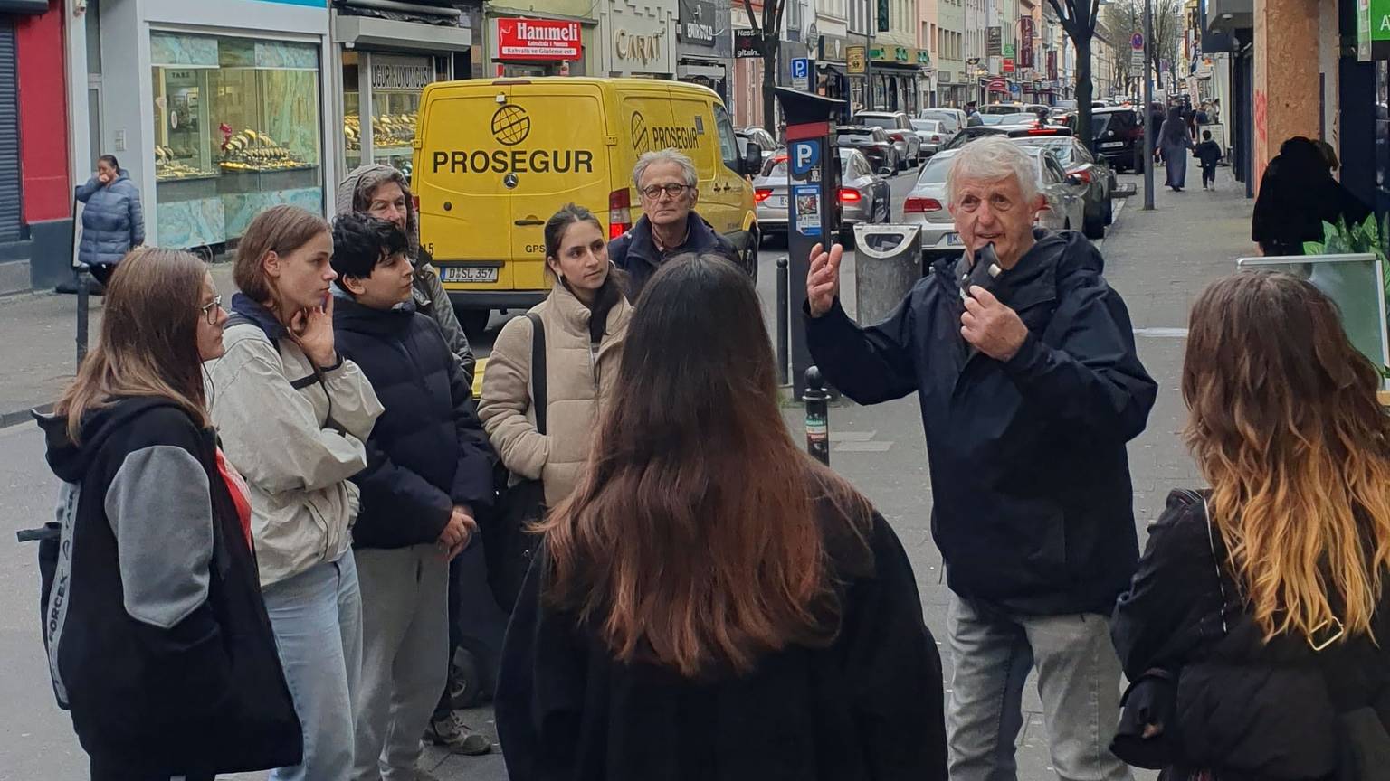 Geschichtswerkstatt Mülheim zeigt Schülern, dass die Keupstraße mehr ist als ein Zentrum türkischer Gemeinschaft.