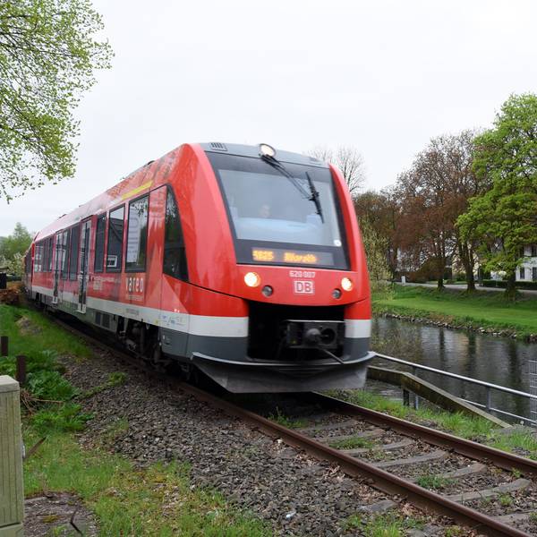 Die Regionalbahn RB 25 fährt in Höhe von Schloss Ehreshoven in Engelskirchen.