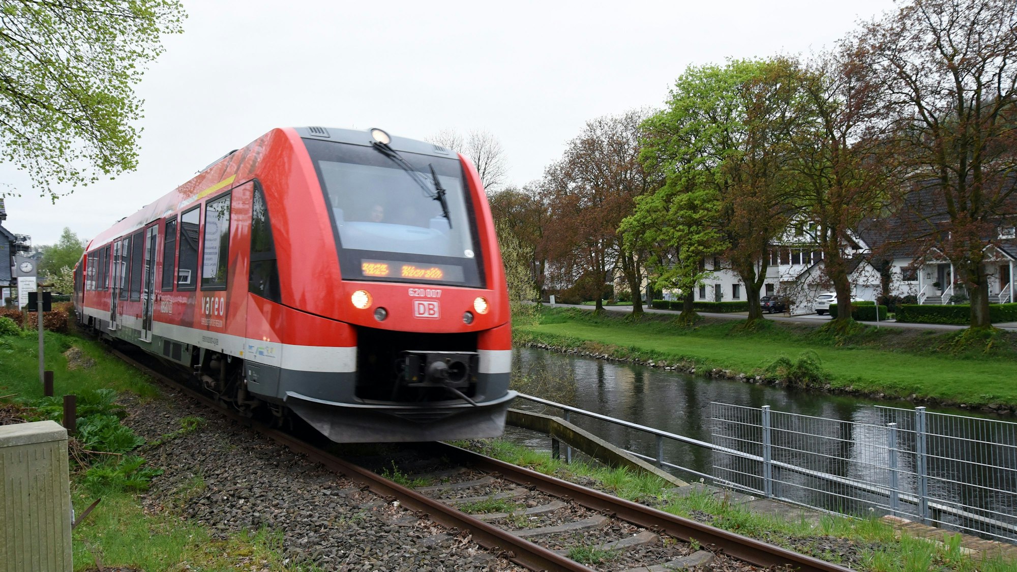 Die Regionalbahn RB 25 fährt in Höhe von Schloss Ehreshoven in Engelskirchen.