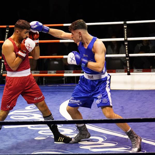 Boxer Jason Zeller schlägt seine Gegner in Kopfhöhe.