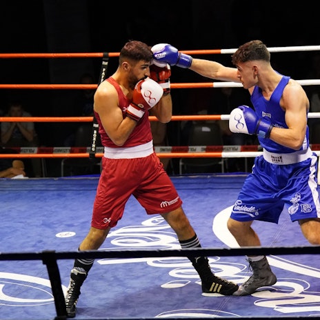 Boxer Jason Zeller schlägt seine Gegner in Kopfhöhe.