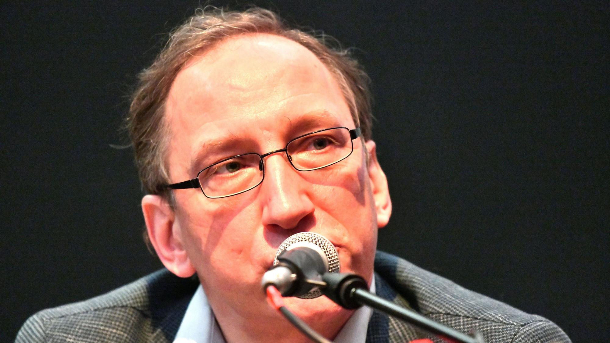 AfD-Fraktionschef Bernd Rummler im Porträt am Mikrofon.