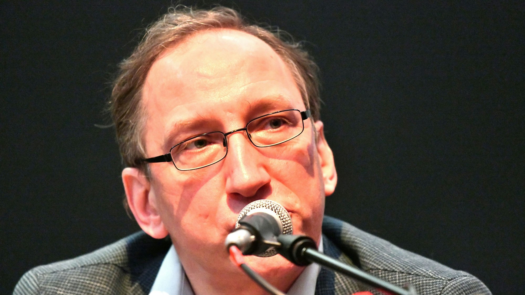 AfD-Fraktionschef Bernd Rummler im Porträt am Mikrofon.