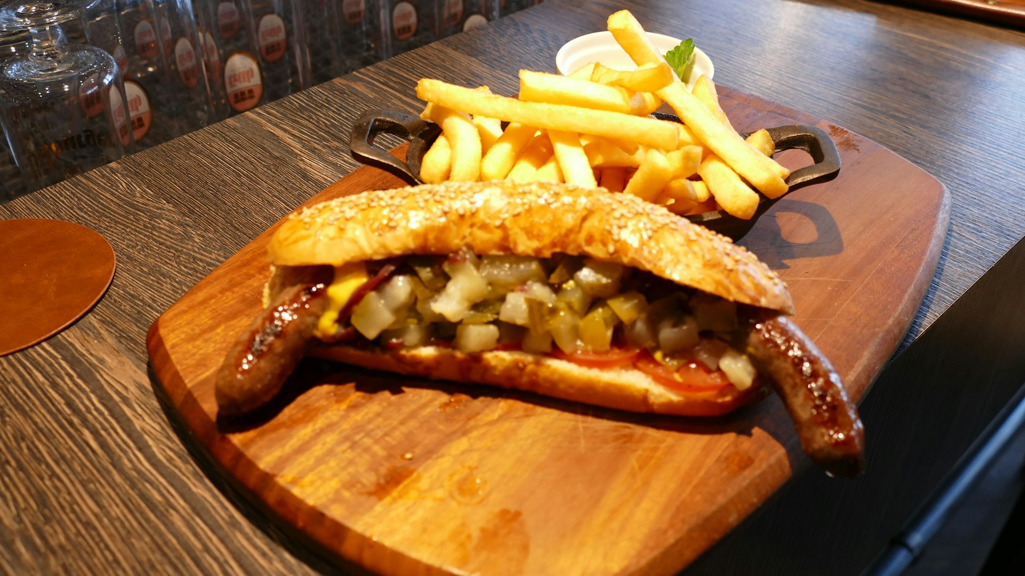 Mit dem Hotdog fing alles an: Die Rindsbratwurst lässt das Team nach eigenem Rezept zubereiten.