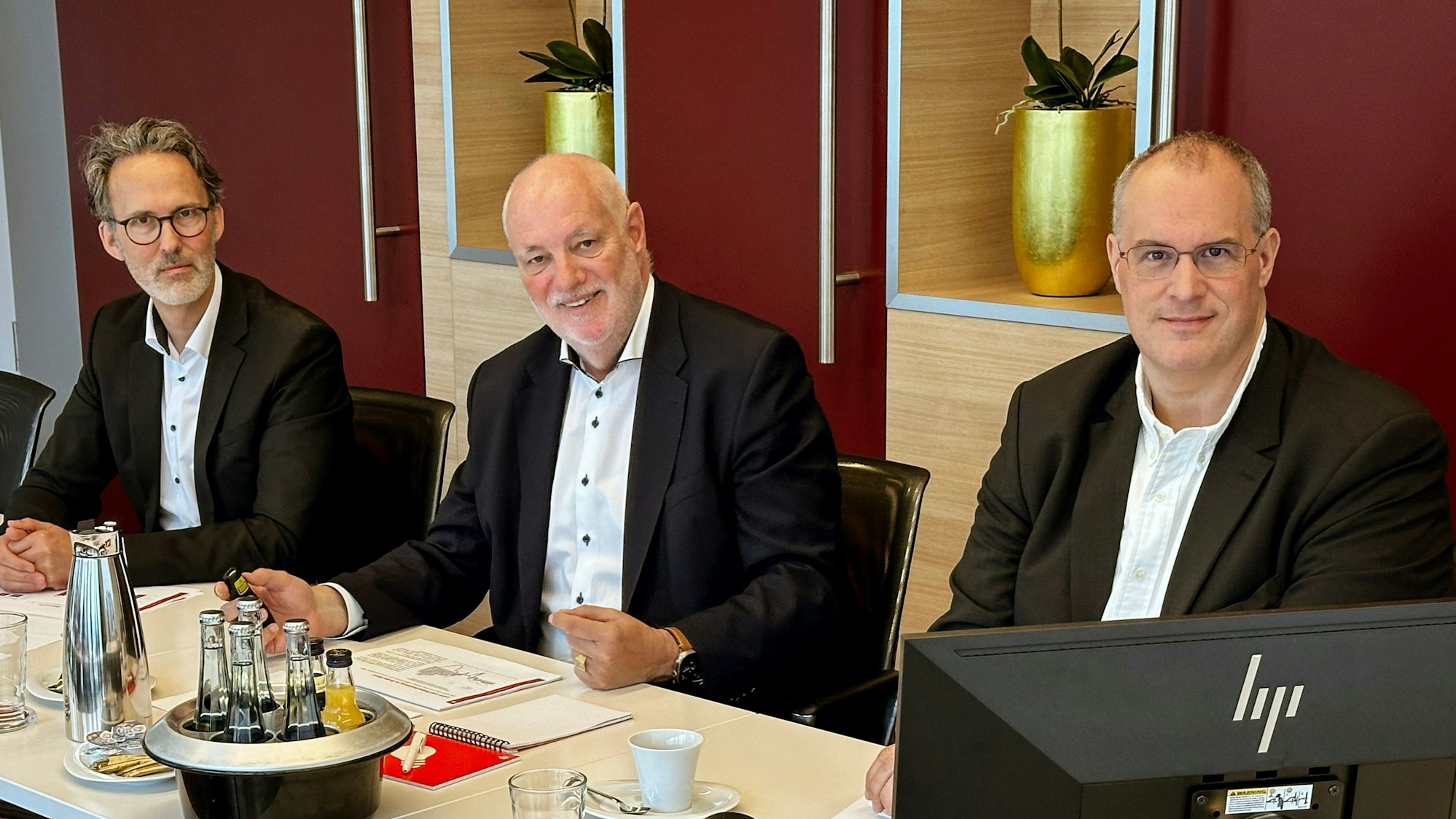 Von rechts nach links der Sparkassenvorstand Dirk Steinbach, Frank Grebe und Mario Scheidt.