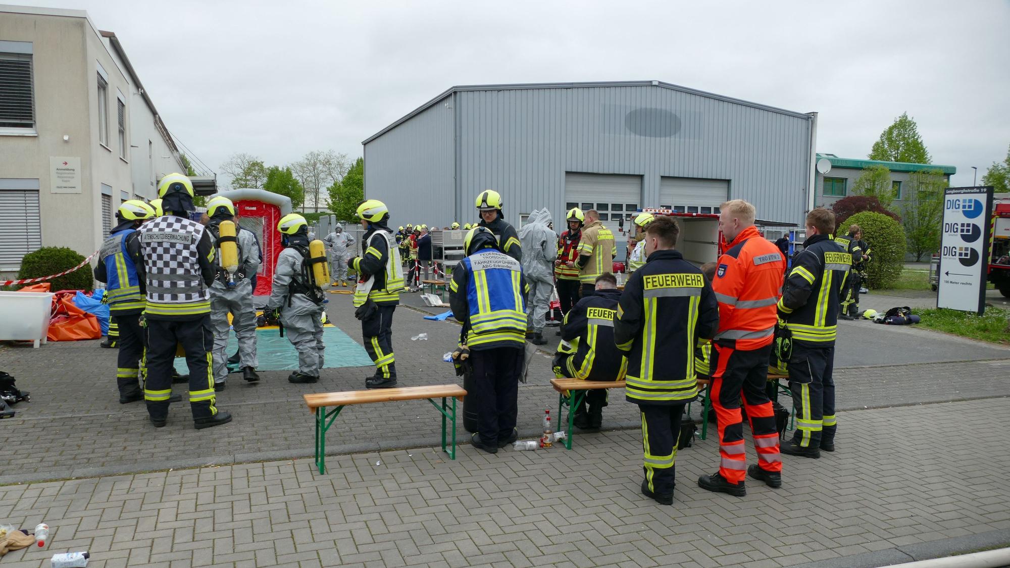 Feuerwehrleute an der Einsatzstelle in Troisdorf-Spich.
