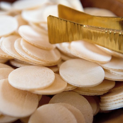 Hostien liegen in einer Schale. In der Hostie ist nach katholischer Auffassung Jesus Christus gegenwärtig.