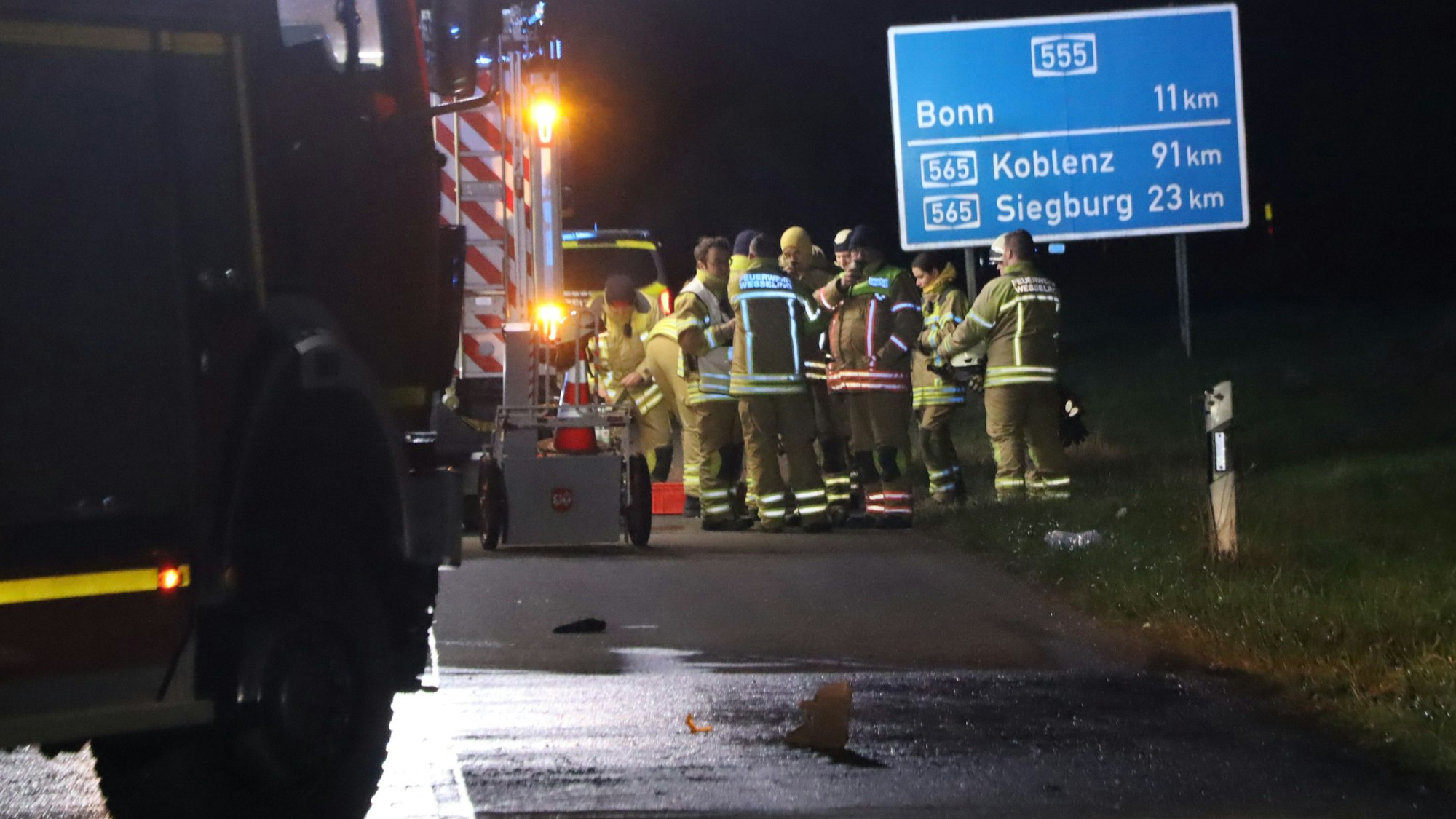 Auf dem Foto sind Feuerwehrleute auf dem Standstreifen der Autobahn zu sehen.