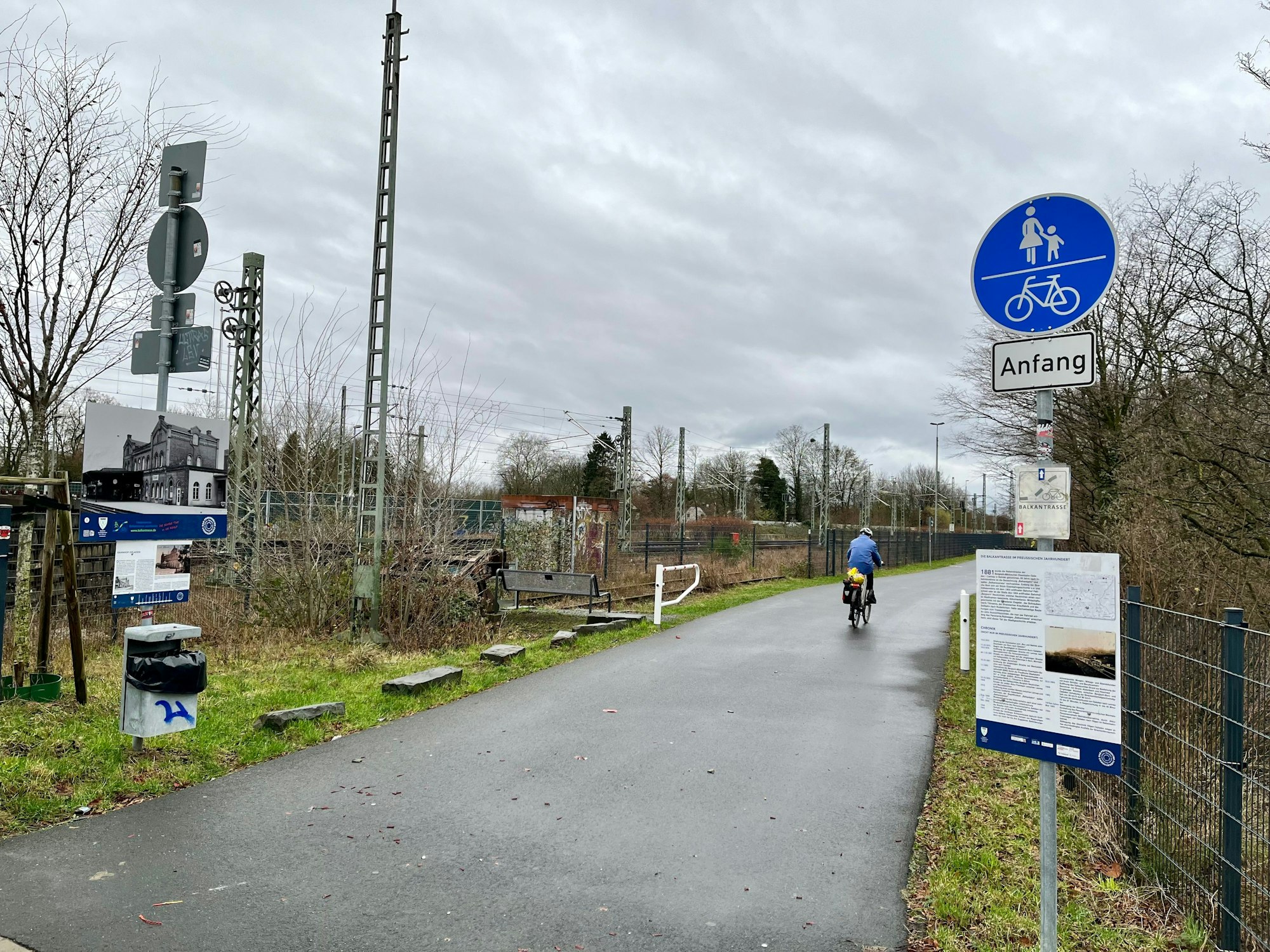 Hinter dem Opladener Bahnhof beginnt der Panorama-Radweg auf der Balkantrasse.