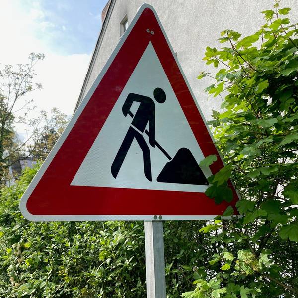 Ein Baustellenschild.