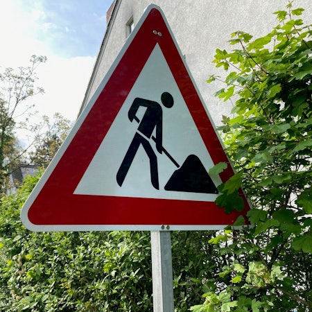 Ein Baustellenschild.