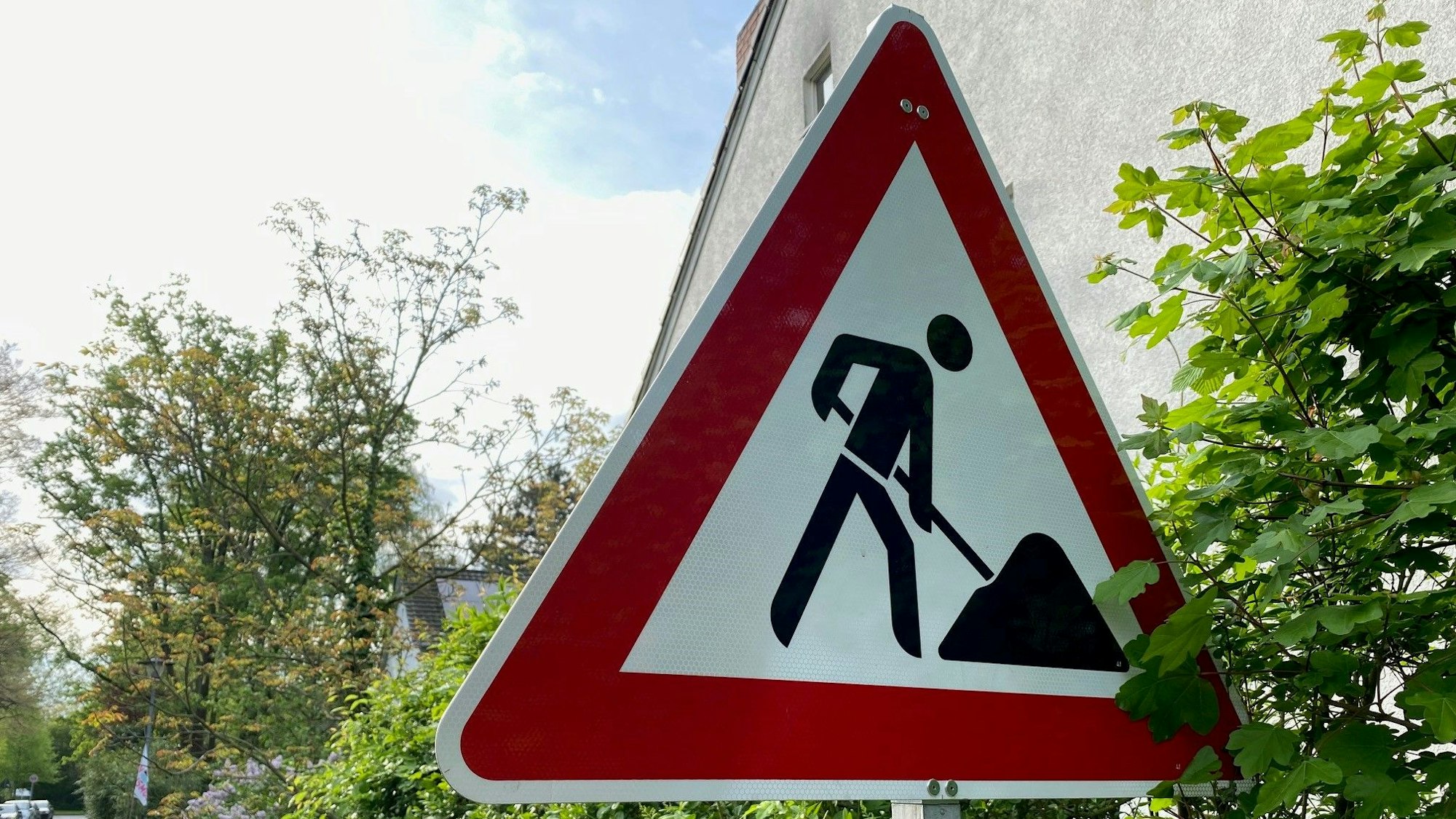 Das Foto zeigt ein Baustellenschild.