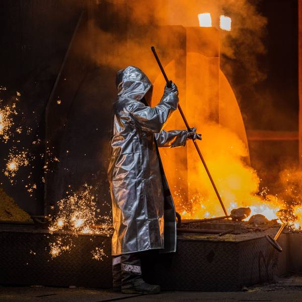 ARCHIV - 02.05.2023, Nordrhein-Westfalen, Duisburg: Ein Stahlarbeiter von Thyssenkrupp arbeitet am Hochofen 8 auf dem Werksgelände. (zu dpa: «Thyssenkrupp will Stahl-Bereich verkleinern - Stellenabbau angekündigt») Foto: Rolf Vennenbernd/dpa +++ dpa-Bildfunk +++