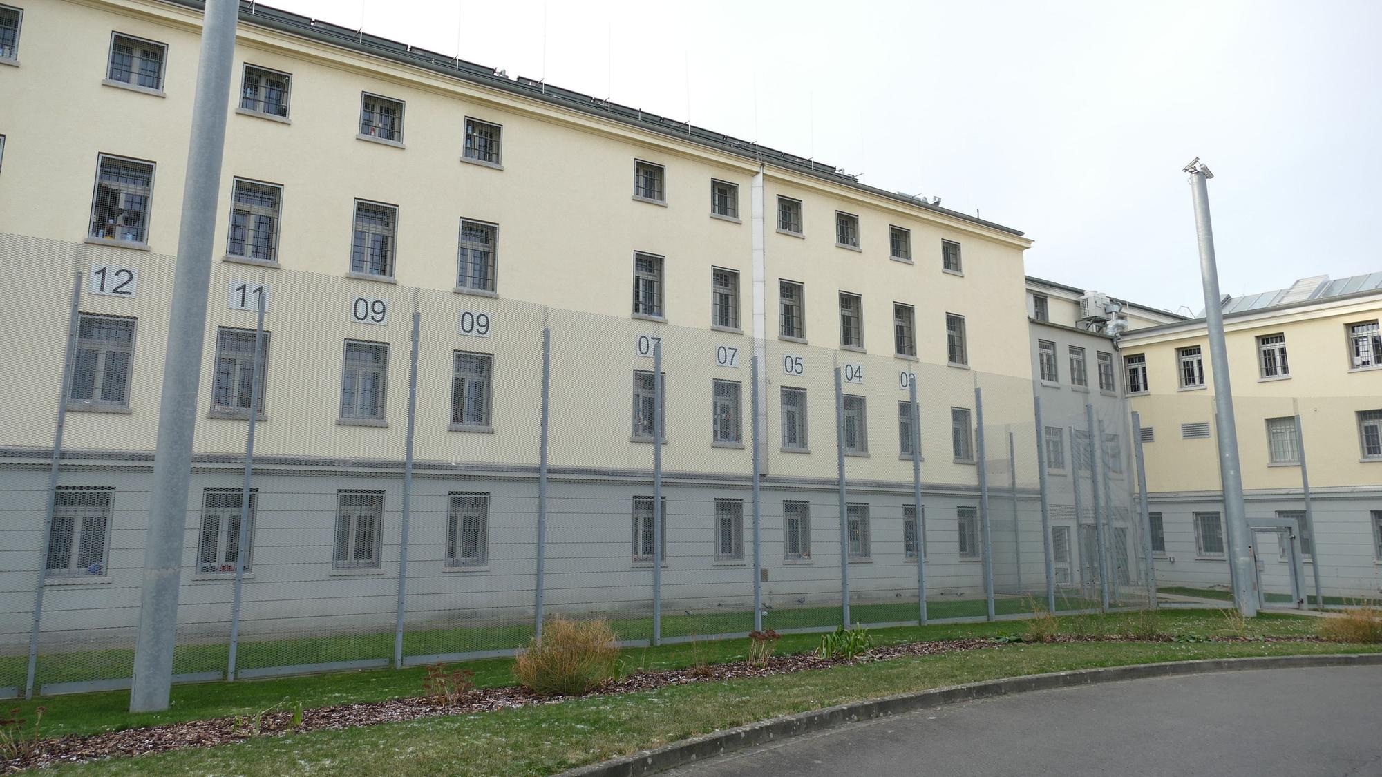 Blick auf die JVA in Rheinbach. In mehreren Gefängnissen in NRW wurden Häftlinge wegen der Cannabis-Legalisierung freigelassen. (Symbolbild)