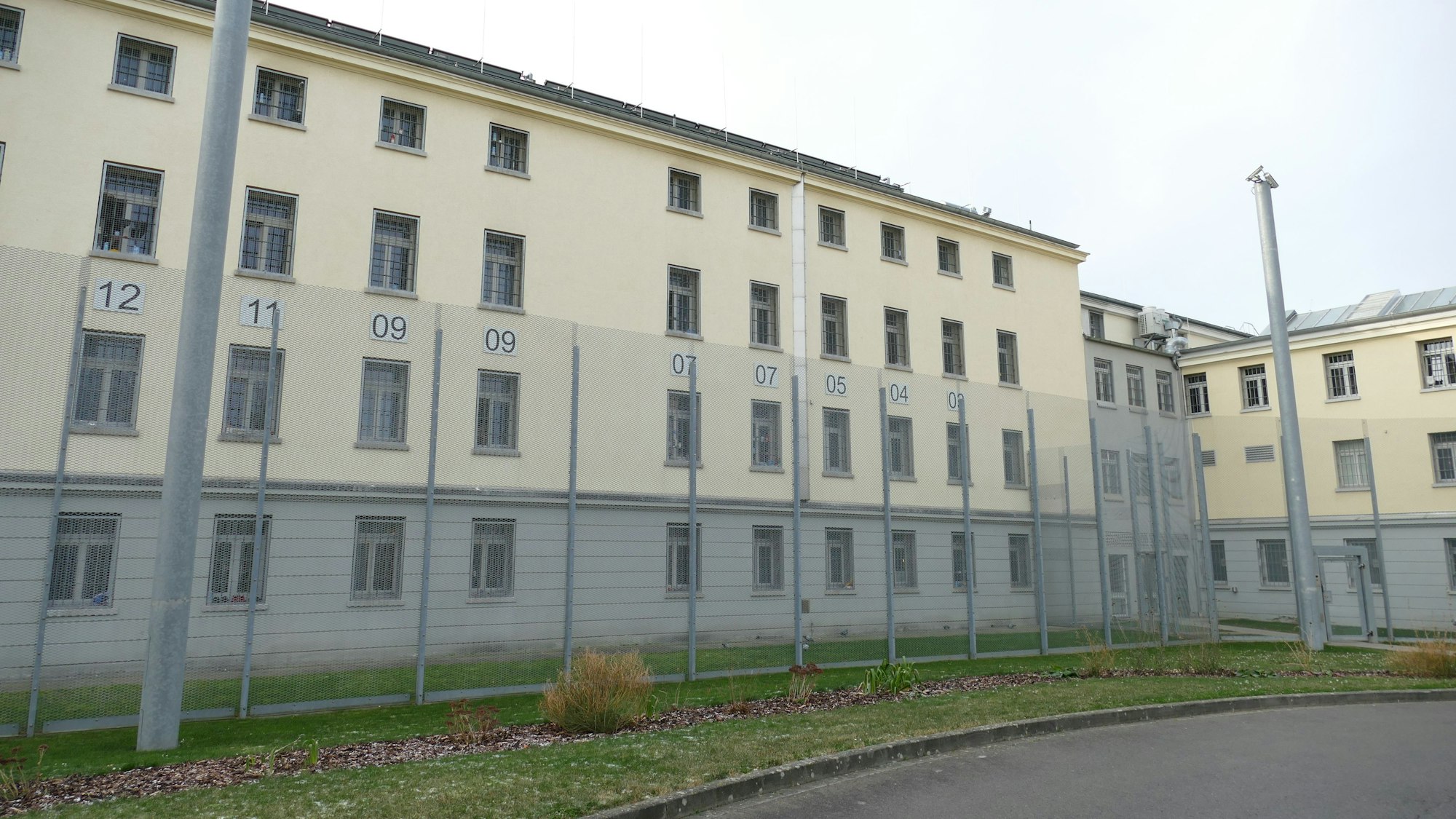 Blick auf die JVA in Rheinbach. In mehreren Gefängnissen in NRW wurden Häftlinge wegen der Cannabis-Legalisierung freigelassen. (Symbolbild)