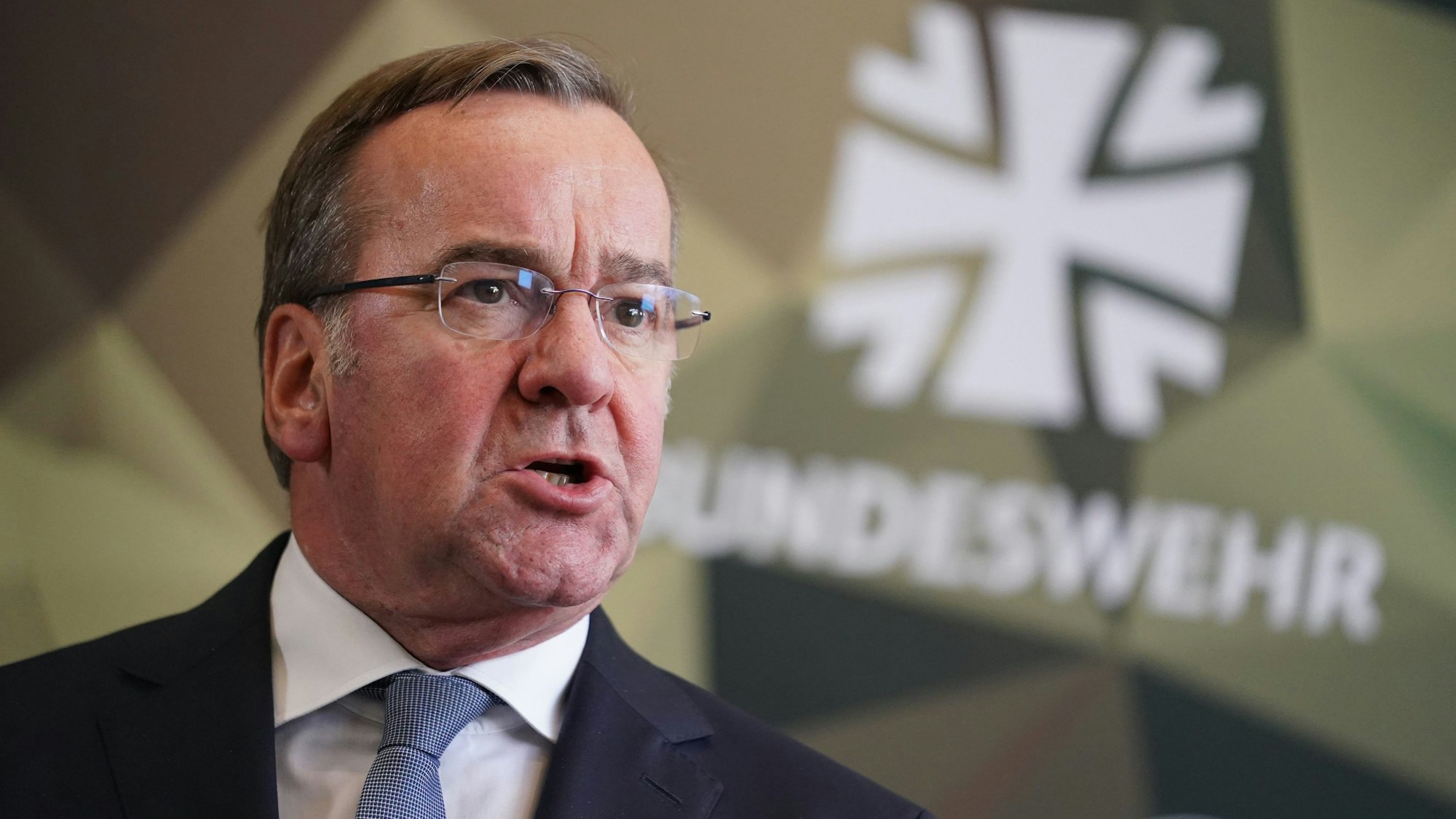 Boris Pistorius (SPD) steht im Oktober 2023 vor dem Logo der Bundeswehr. Der Bundesverteidigungsminister fordert mehr Mittel für die deutsche Armee.