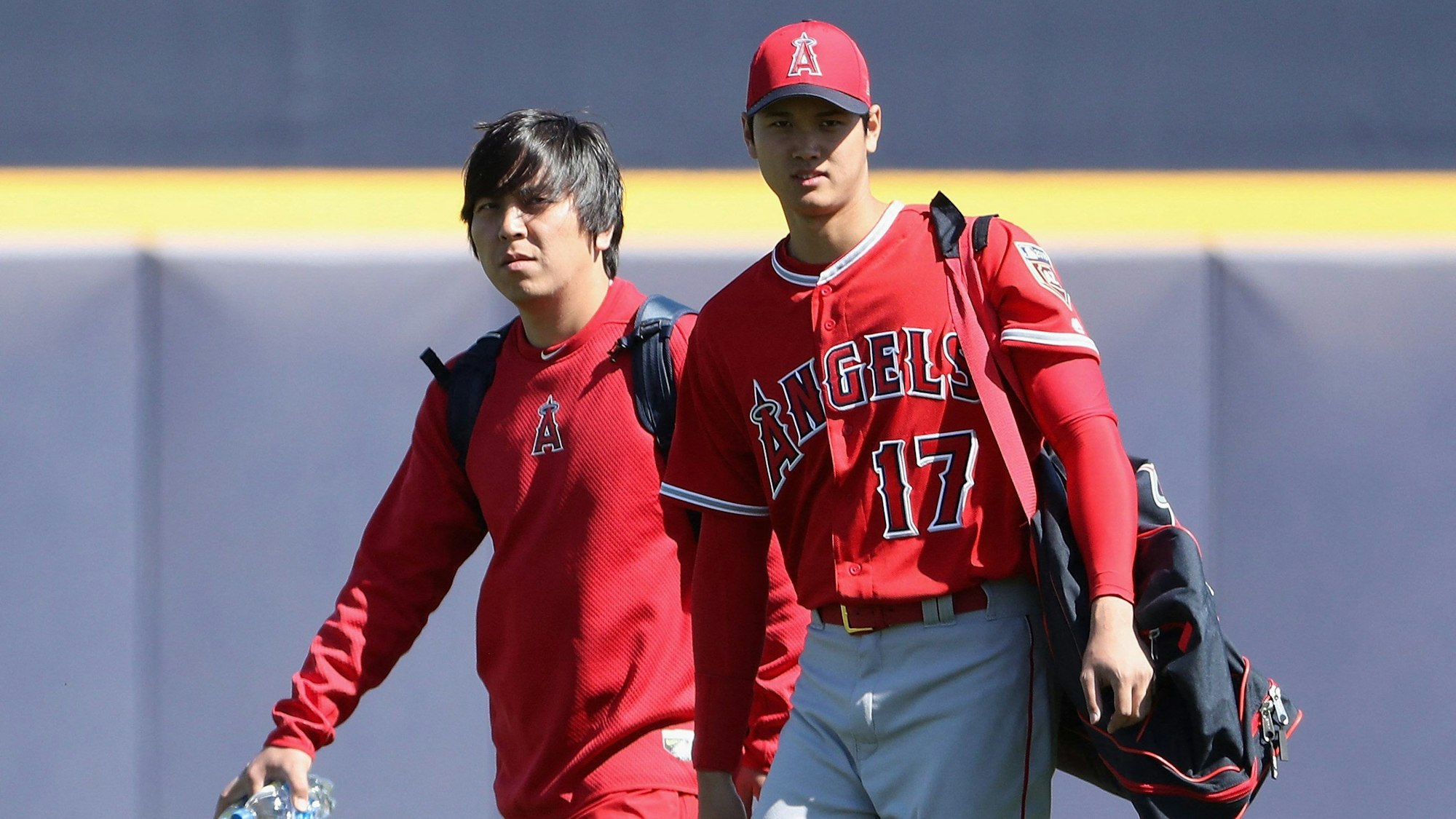 Zu sehen sind der Baseball-Star Shohei Ohtani (r.) und sein Übersetzer Ippei Mizuhara.
