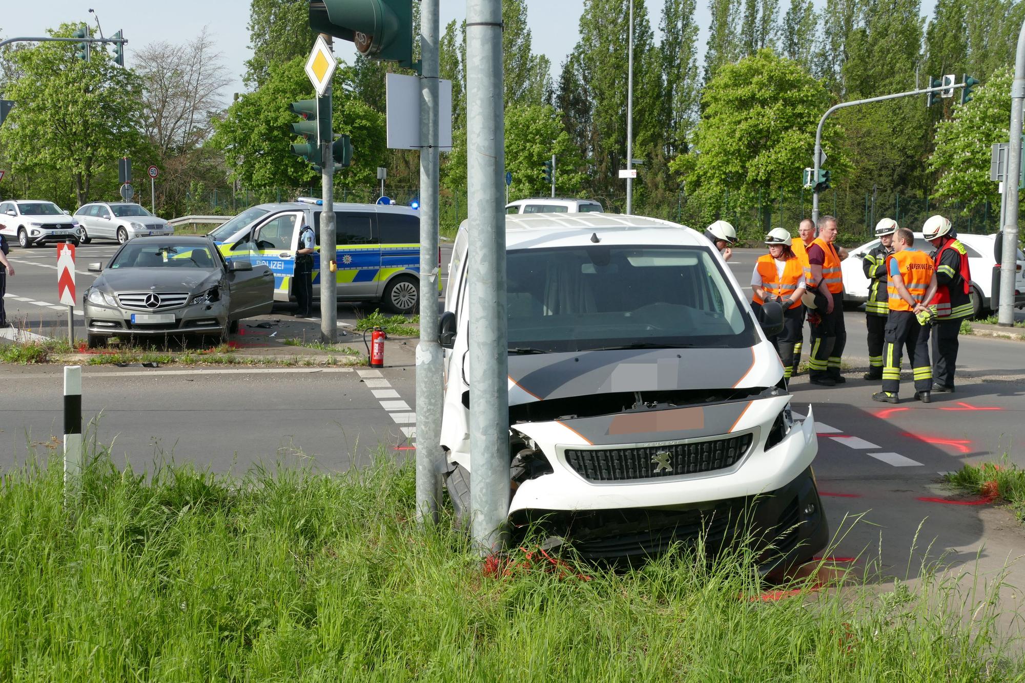 Zwei kaputte Autos stehen umher.
