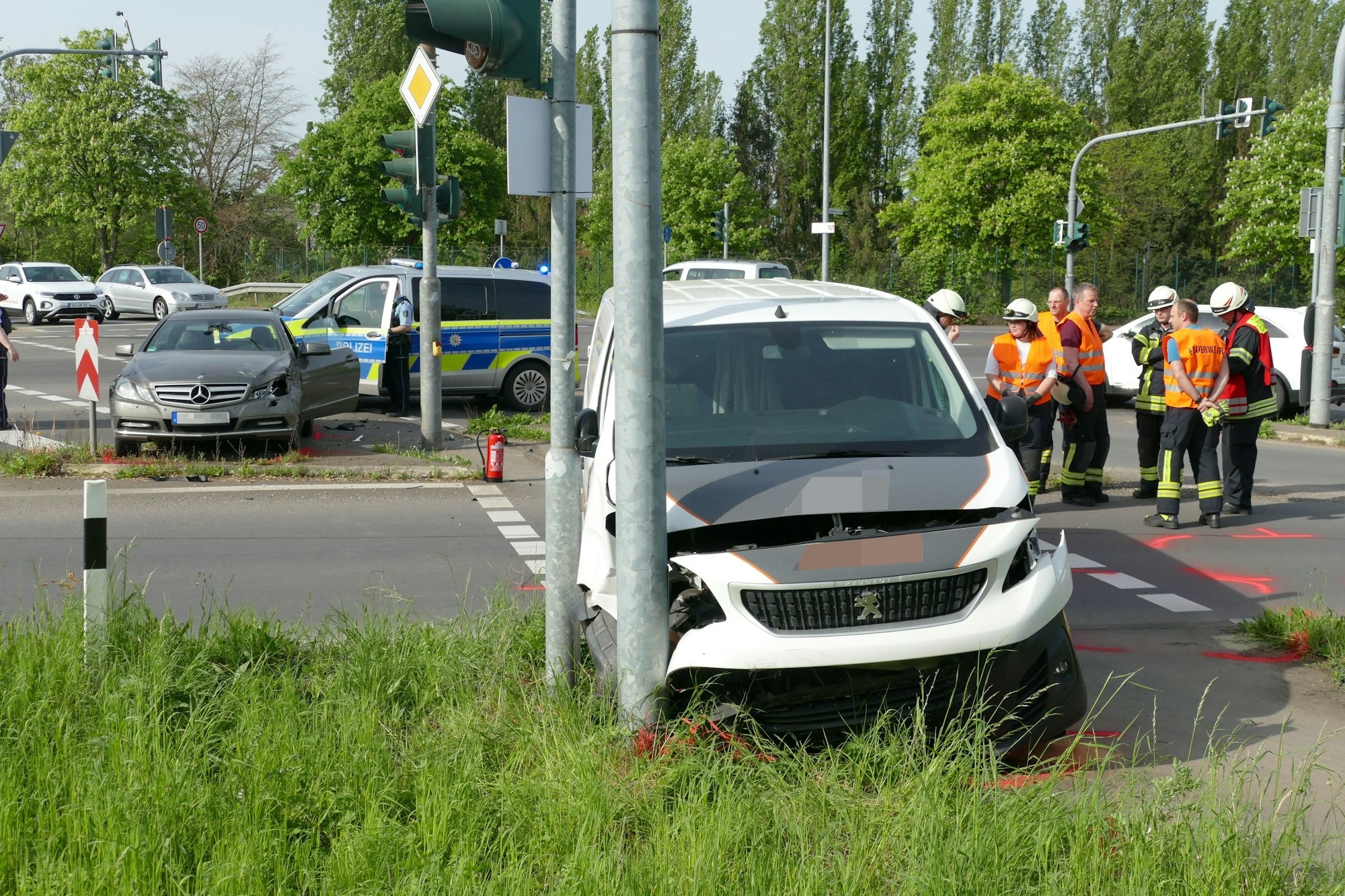 Zwei kaputte Autos stehen umher.