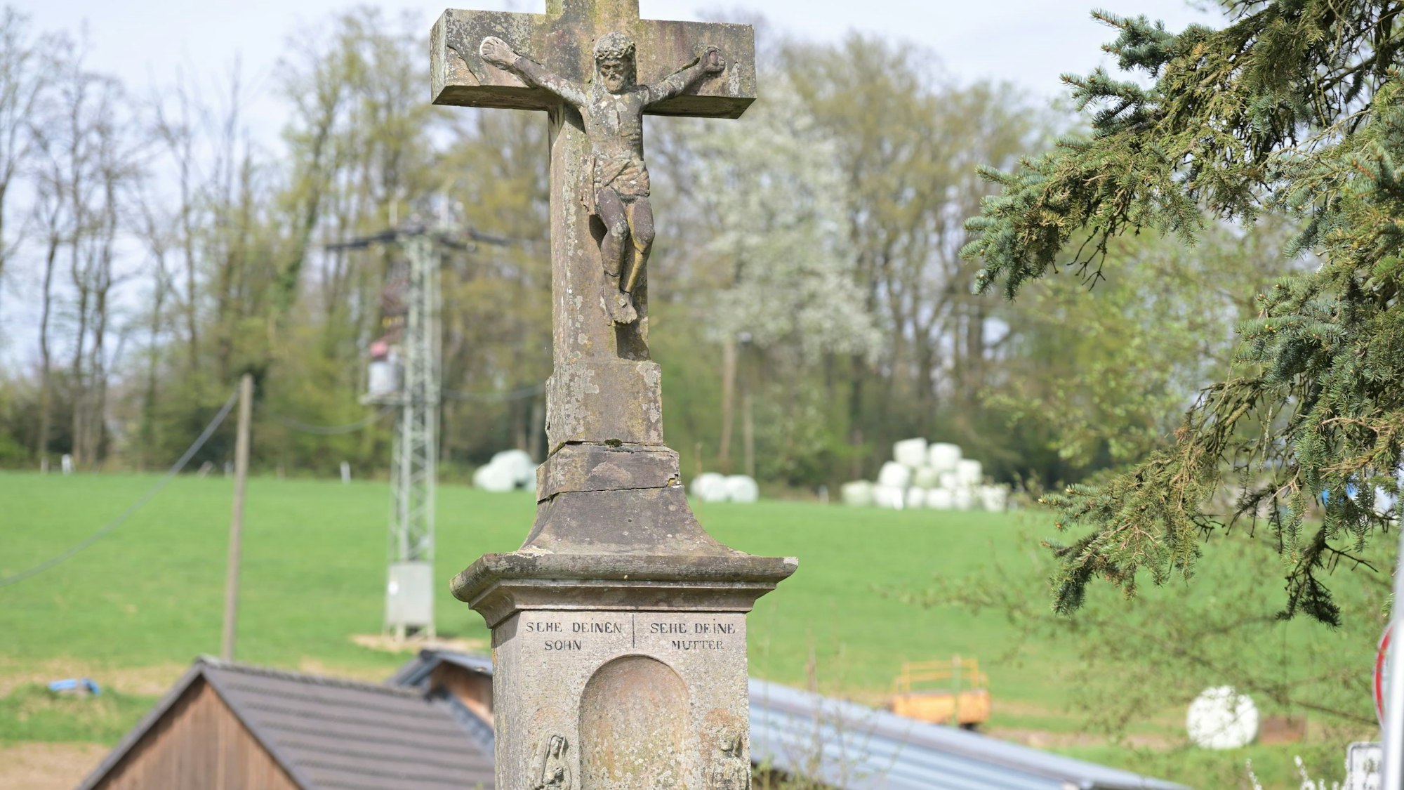 Das Foto zeigt das Wegekreuz in Kürten-Hörnen