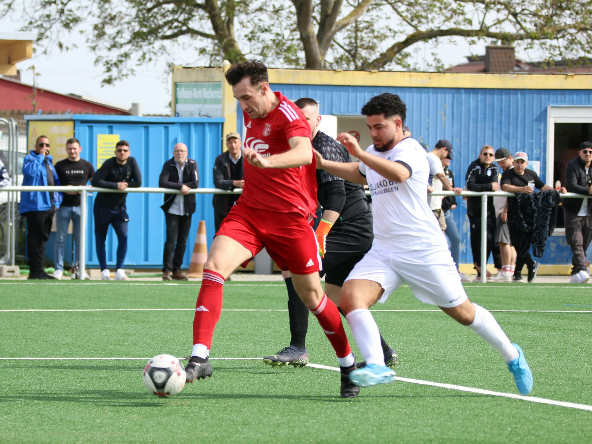 Luca Ohrem entwischt vor seinem dritten Tor seinem Gegenspieler.