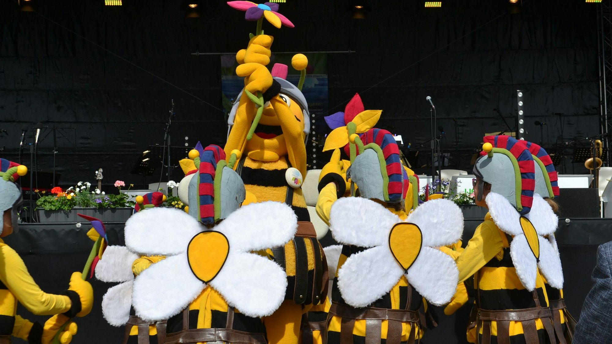 Große und kleine Bienen von den Tolbienchen zeigen eine kurze Tanzvorstellung.