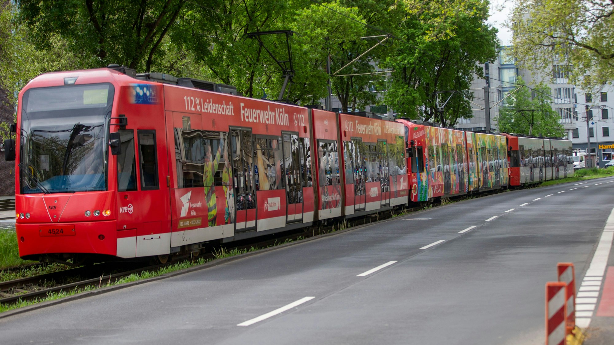 Eine Testfahrt der KVB mit drei Wägen hintereinander. (Archivbild)