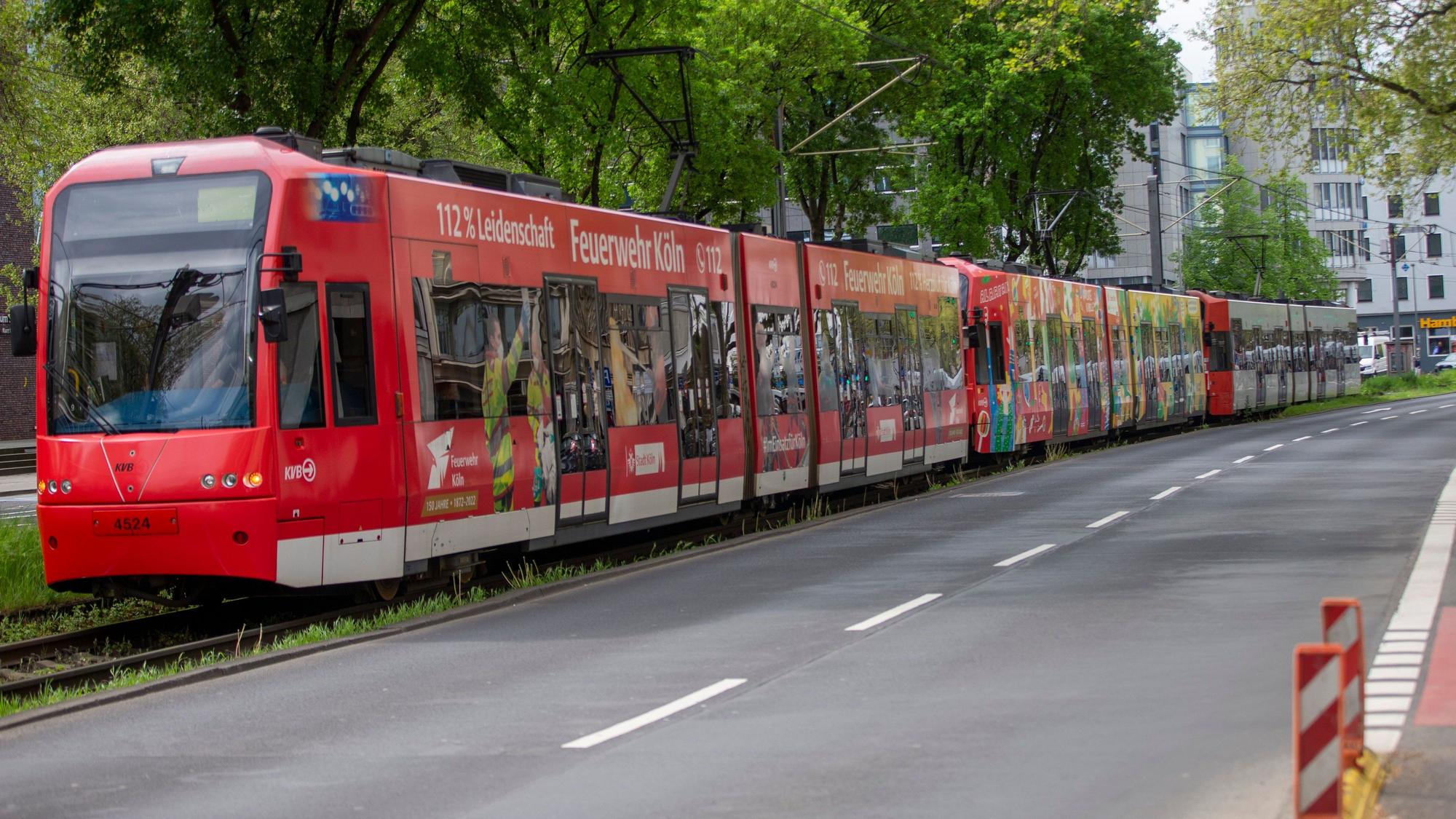 Eine Langbahn fährt neben einer Straße