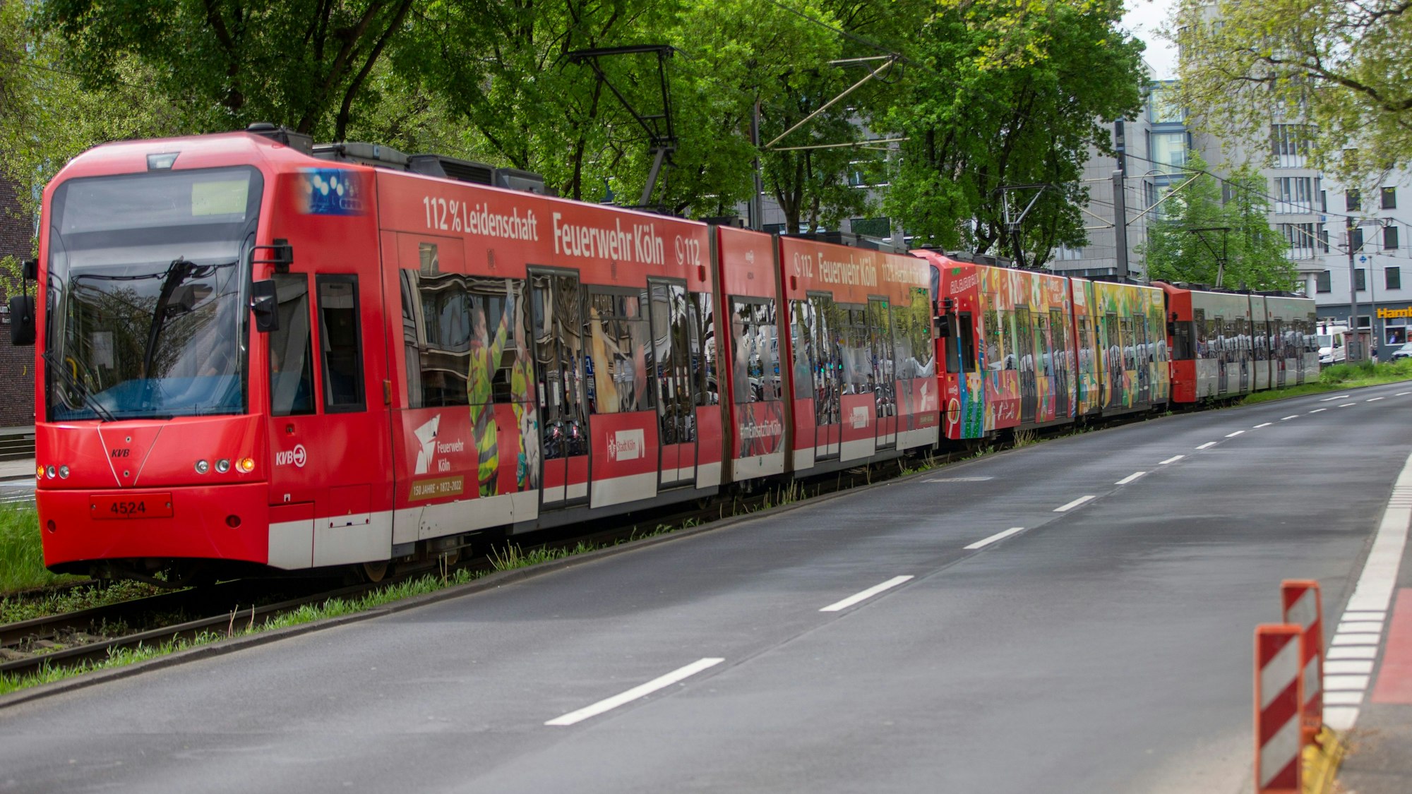 Eine Langbahn fährt neben einer Straße