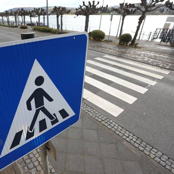 Ein Zebrastreifen in der Altstadt von Königswinter, der an die Bahngleise führt.