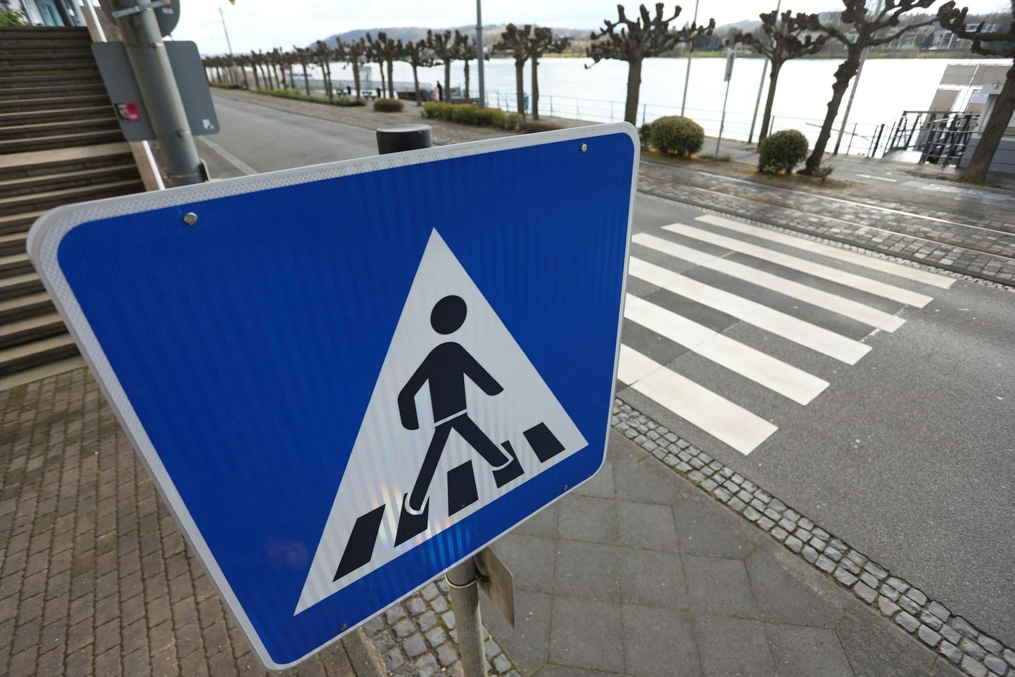 Ein Zebrastreifen in der Altstadt von Königswinter, der an die Bahngleise führt.